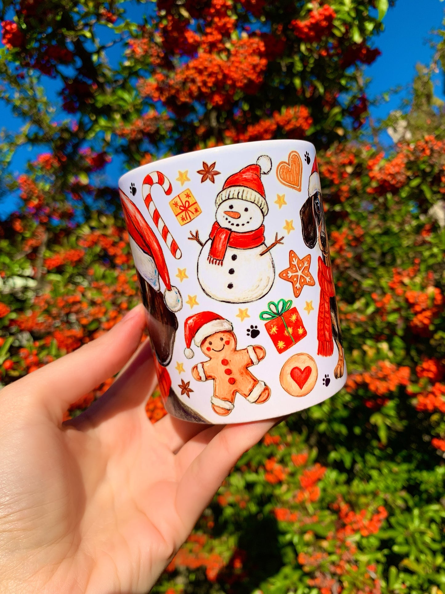 Karácsonyi Tacskós bögre - Kézzel festett Tacskó Mikulás sapkás és sálas karácsonyi mintával