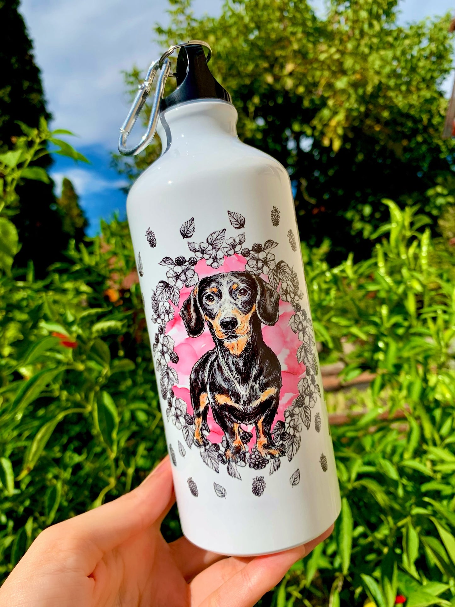 Ez a tacskós kulacs könnyű, praktikus és strapabíró, így ideális választás kutyás gazdiknak, akik sok időt töltenek a szabadban. A kézzel festett illusztráció különlegessé, művészivé teszi. Tökéletes ajándék születésnapra vagy bármilyen alkalomra.