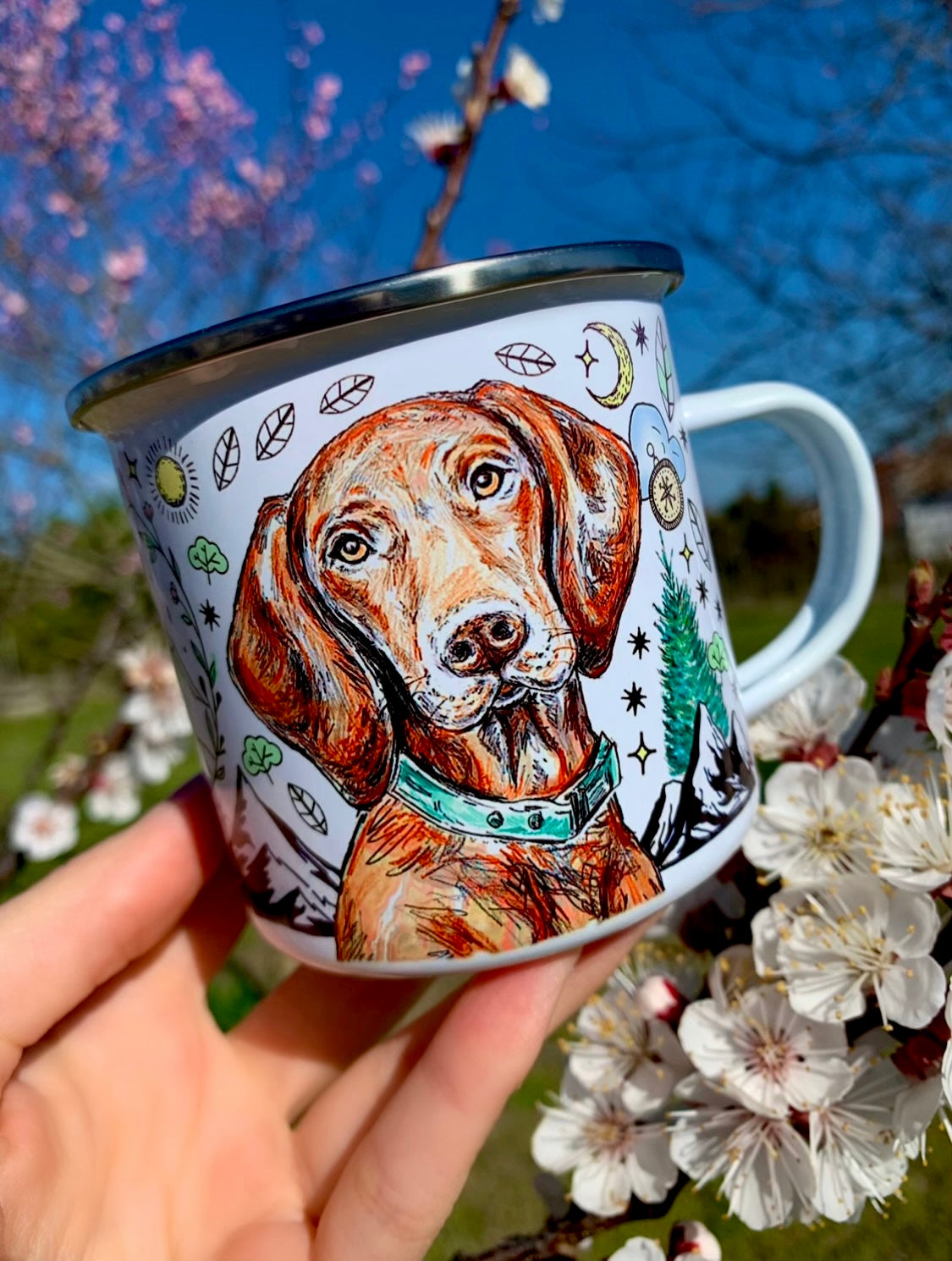 Magyar vizslás fém bögre – festett hegyi táj és vidám, teljes alakos vizsla grafika, akvarell részletekkel.