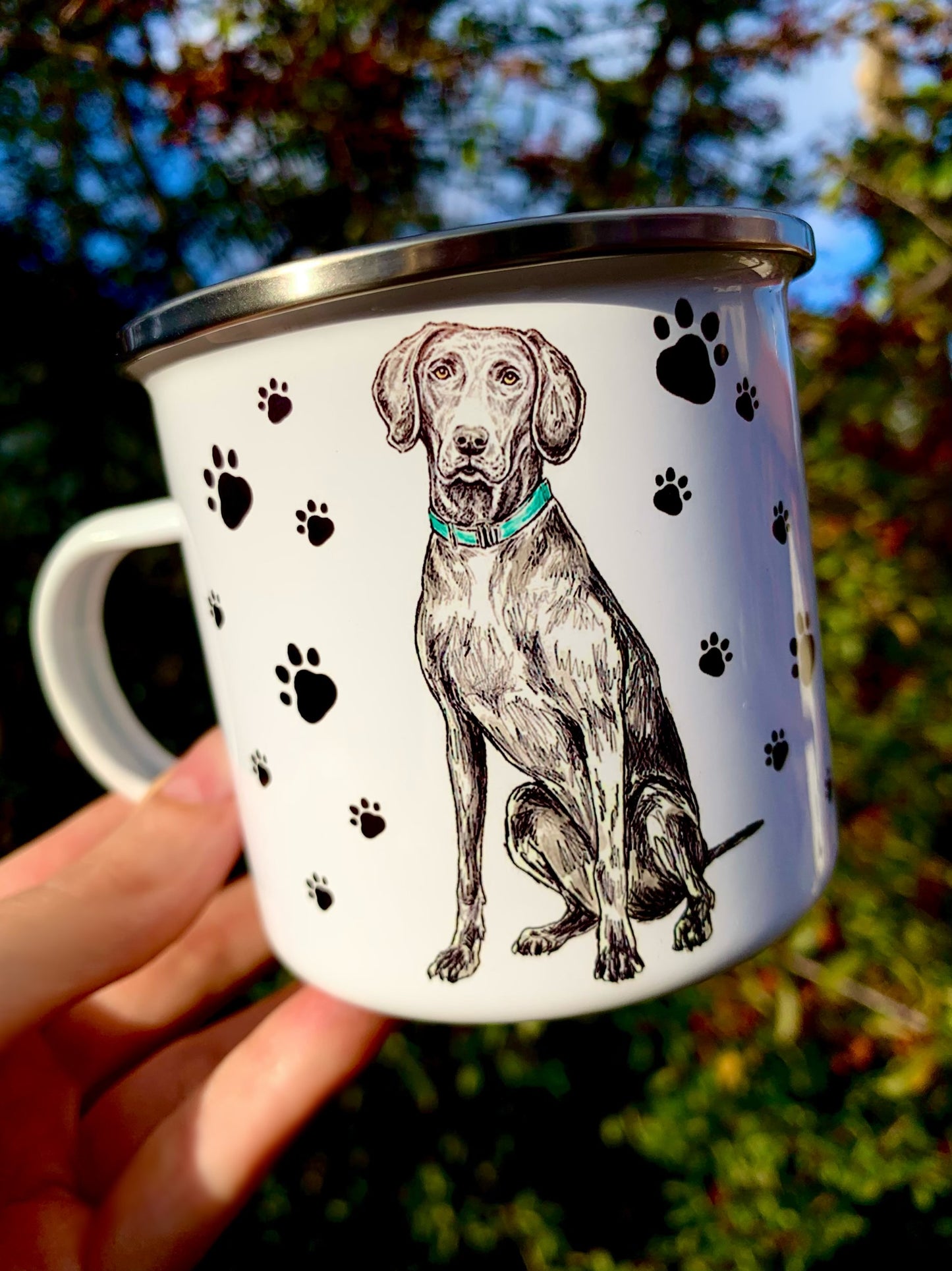 Könnyű, tartós fém bögre elegáns weimari vizsla grafikával és apró fekete mancsnyomokkal, kézzel rajzolt stílusban.