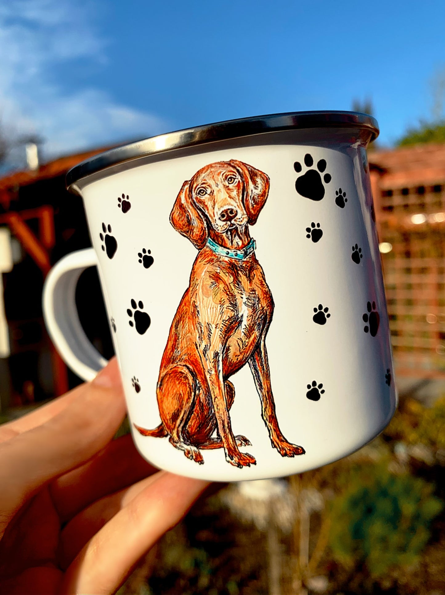 Prémium minőségű fém bögre, egyik oldalán élethű vizsla portré, másikon teljes alakos kutya, fekete mancs mintás háttérrel.