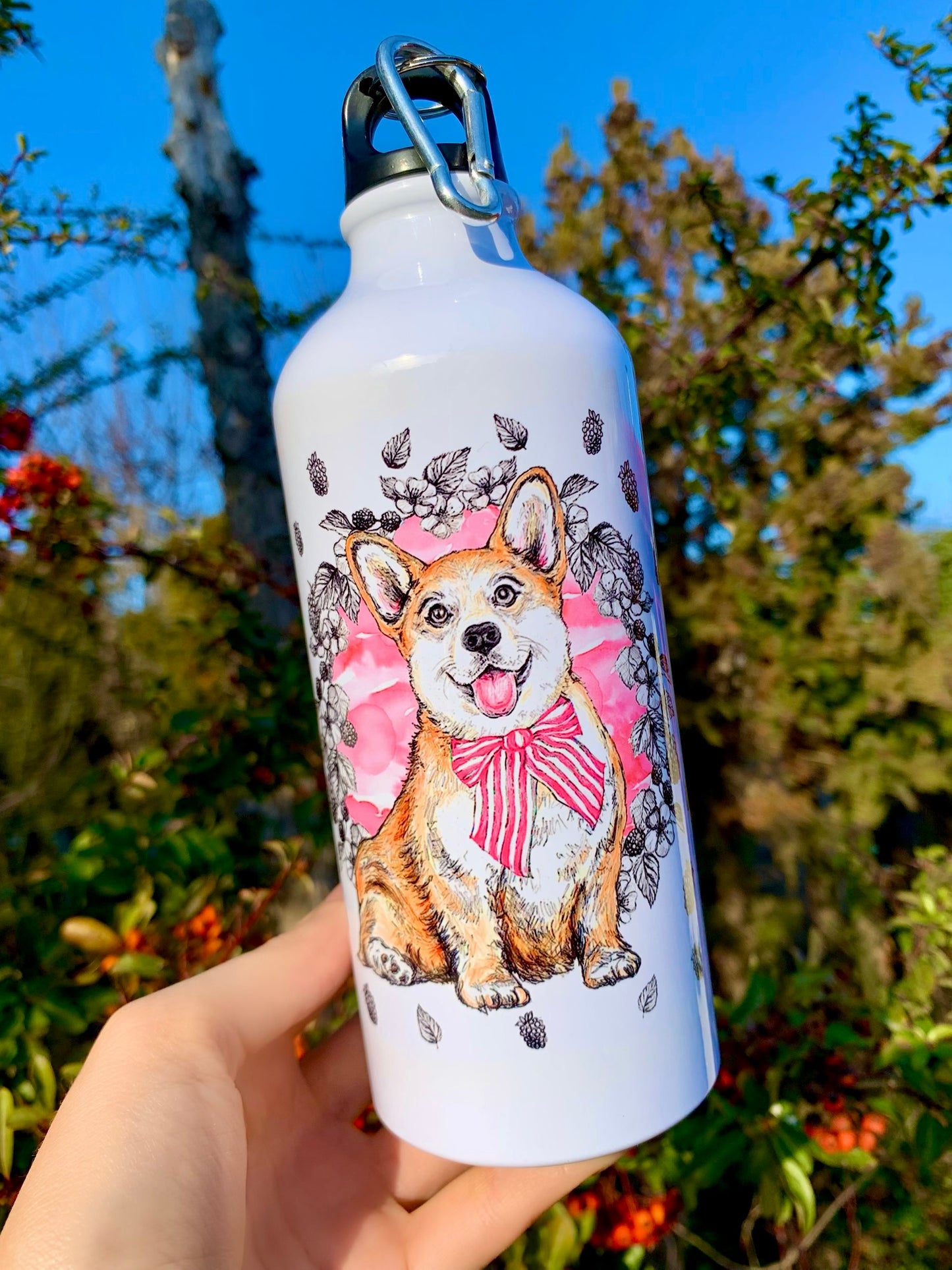 Fém kulacs mosolygó, világosbarna-fehér Corgi illusztrációval, kézzel festett rózsaszín virágokkal és gyümölcsökkel, akvarell részletekkel.