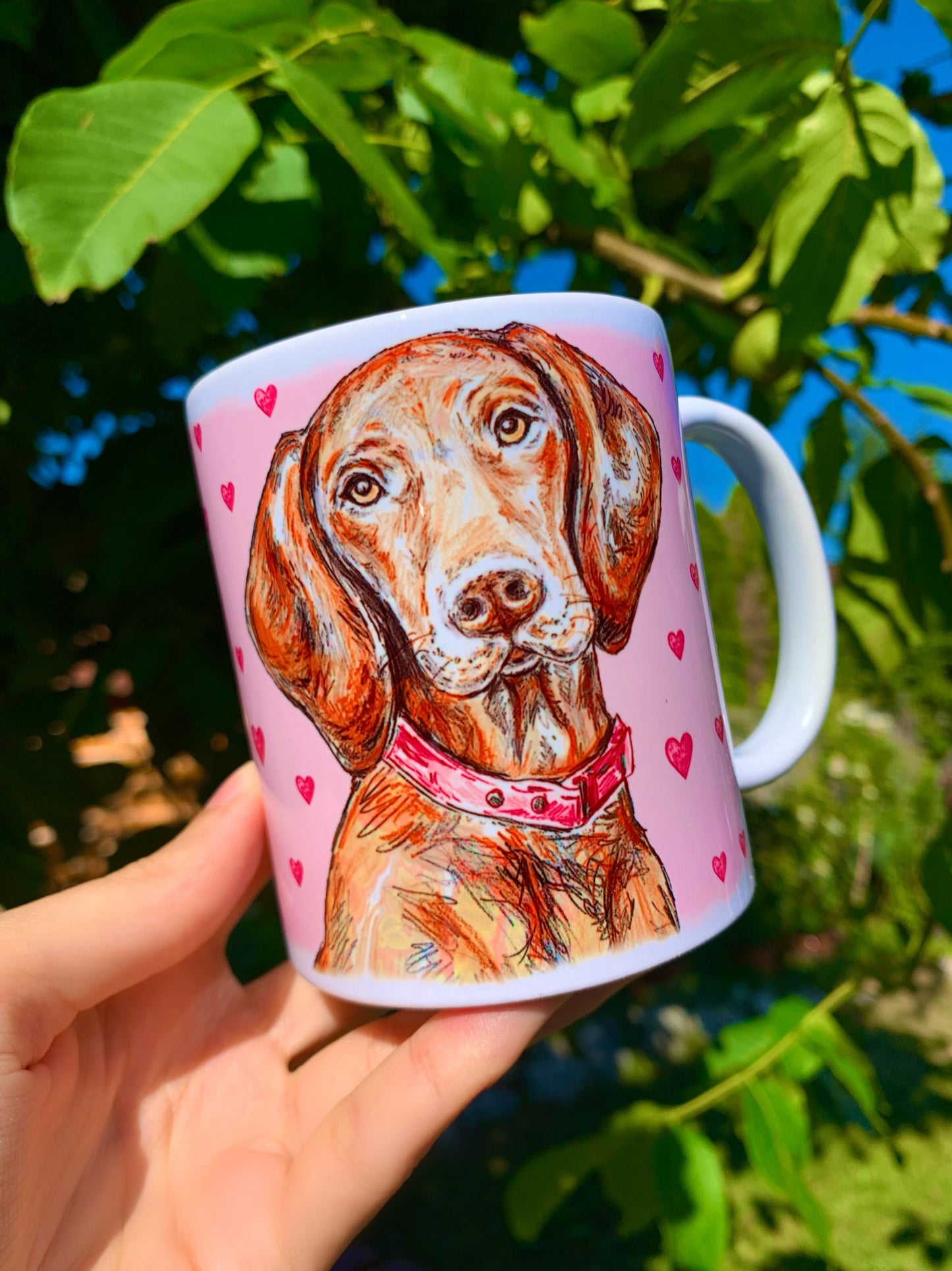 Prémium kerámia bögre magyar vizsla mintával, kézzel rajzolt és festett rózsaszín szív motívumokkal, ajándéknak is tökéletes.