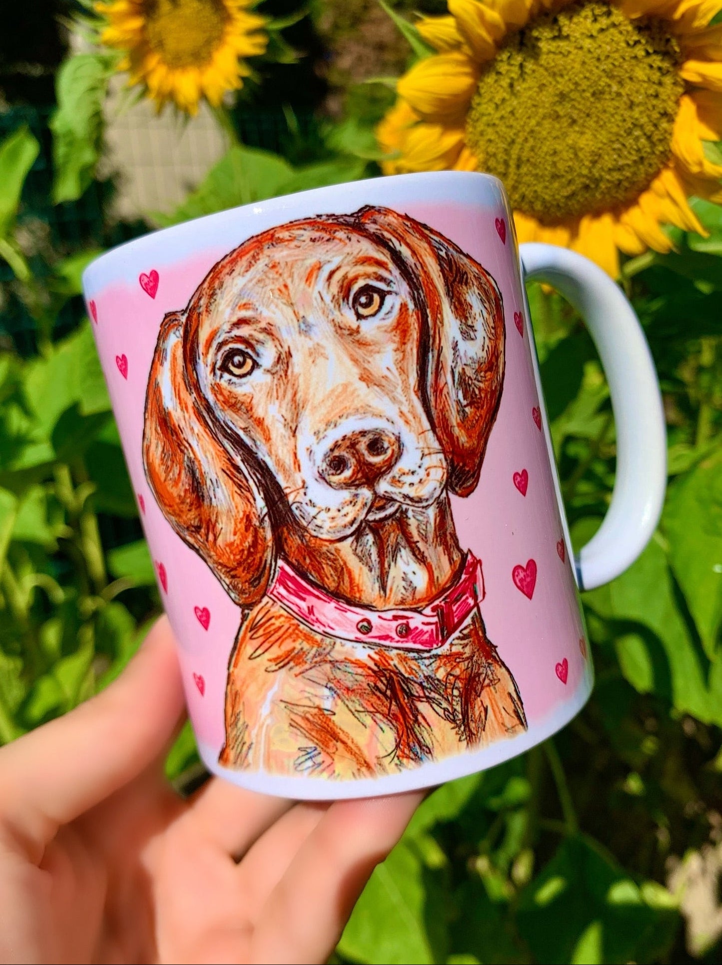Kézzel festett kerámia bögre élethű magyar vizsla portréval, körülötte apró rózsaszín szívek, prémium ajándék kutyabarátoknak és gazdiknak.