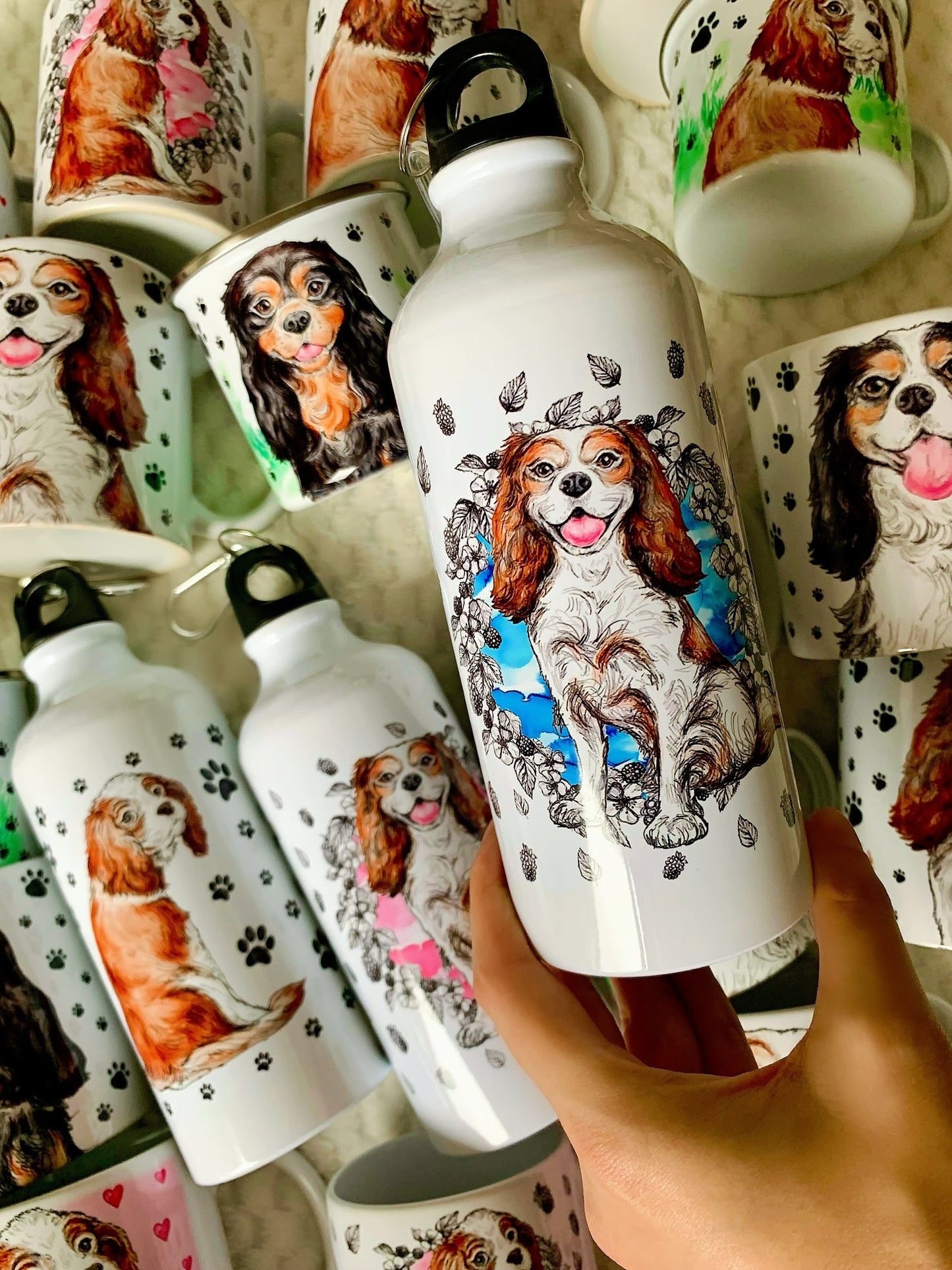 Egyedi kutyás kulacs kézzel festett Cavalier spániel mintával, nyári hangulatú kék akvarelles és gyümölcsös designnal