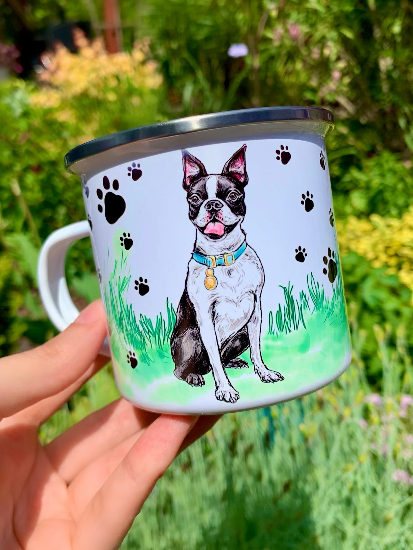 Egyedi Boston terrier minta fém bögrén, mancsnyomos háttérrel