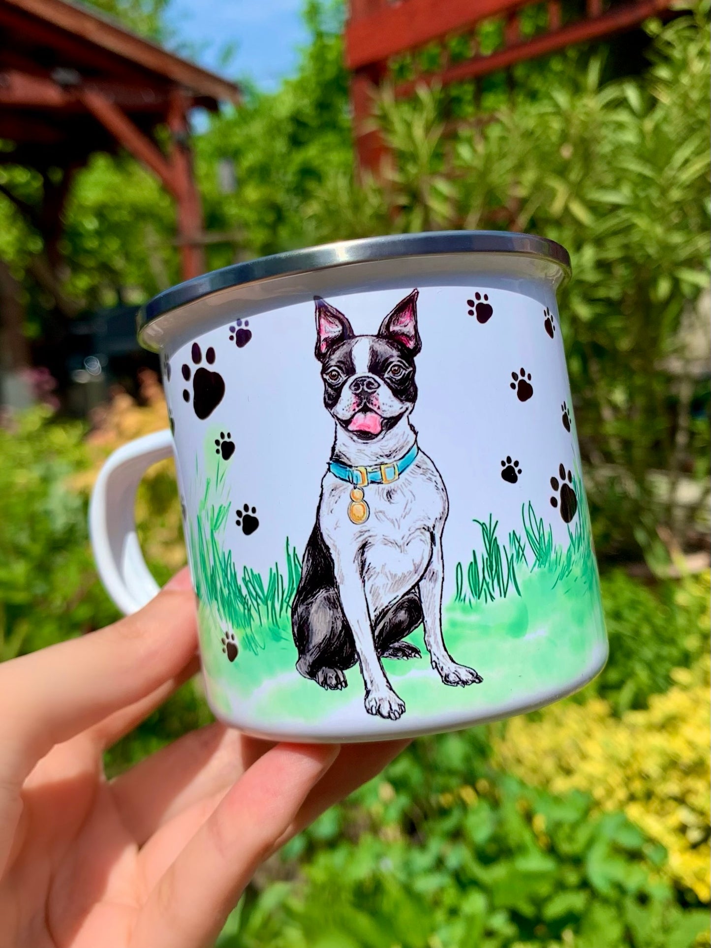 Boston terrier kutyás fém bögre kézzel rajzolt grafikával és zöld fű háttérrel