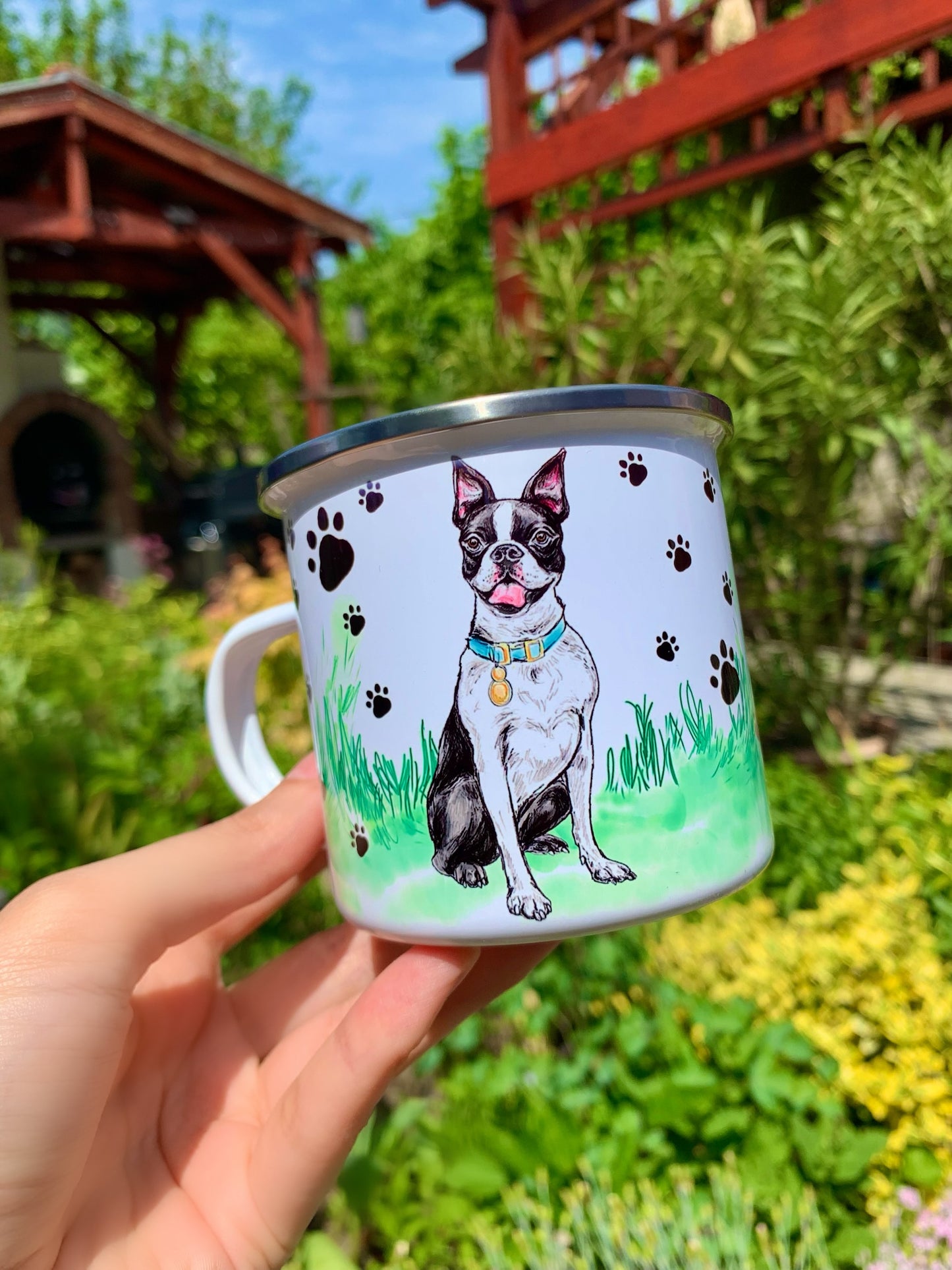 Barátságos Boston terrier kézzel festve, mancsos fém bögrén