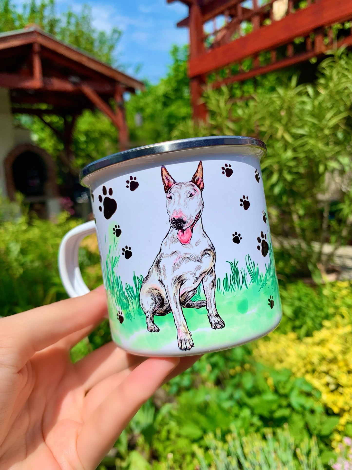 Bullterrier fém bögre – Kézzel festett ülő Bullterrier és mancsos füves háttérrel
