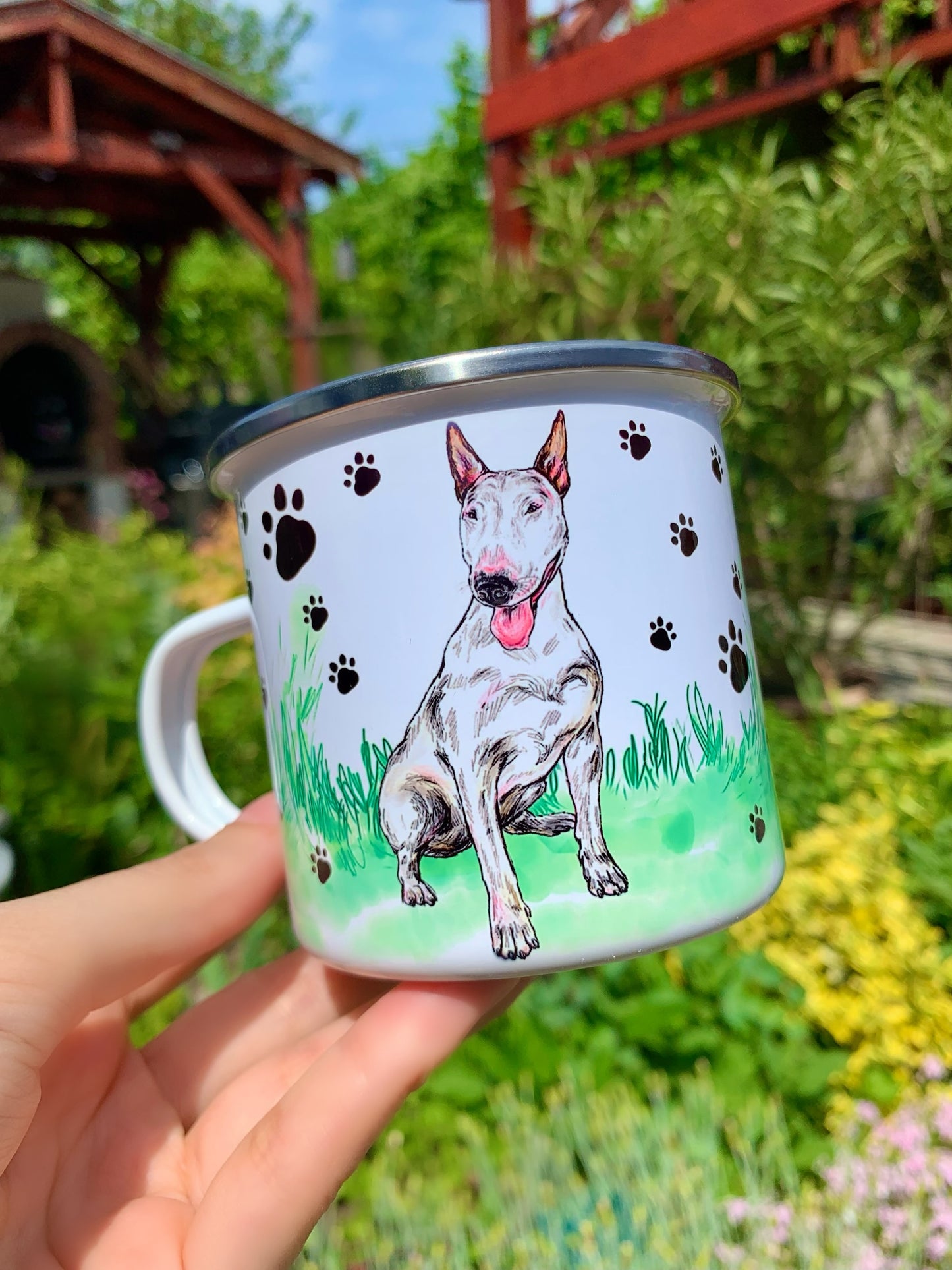 Bullterrier fém bögre – Kézzel festett ülő Bullterrier és mancsos füves háttérrel