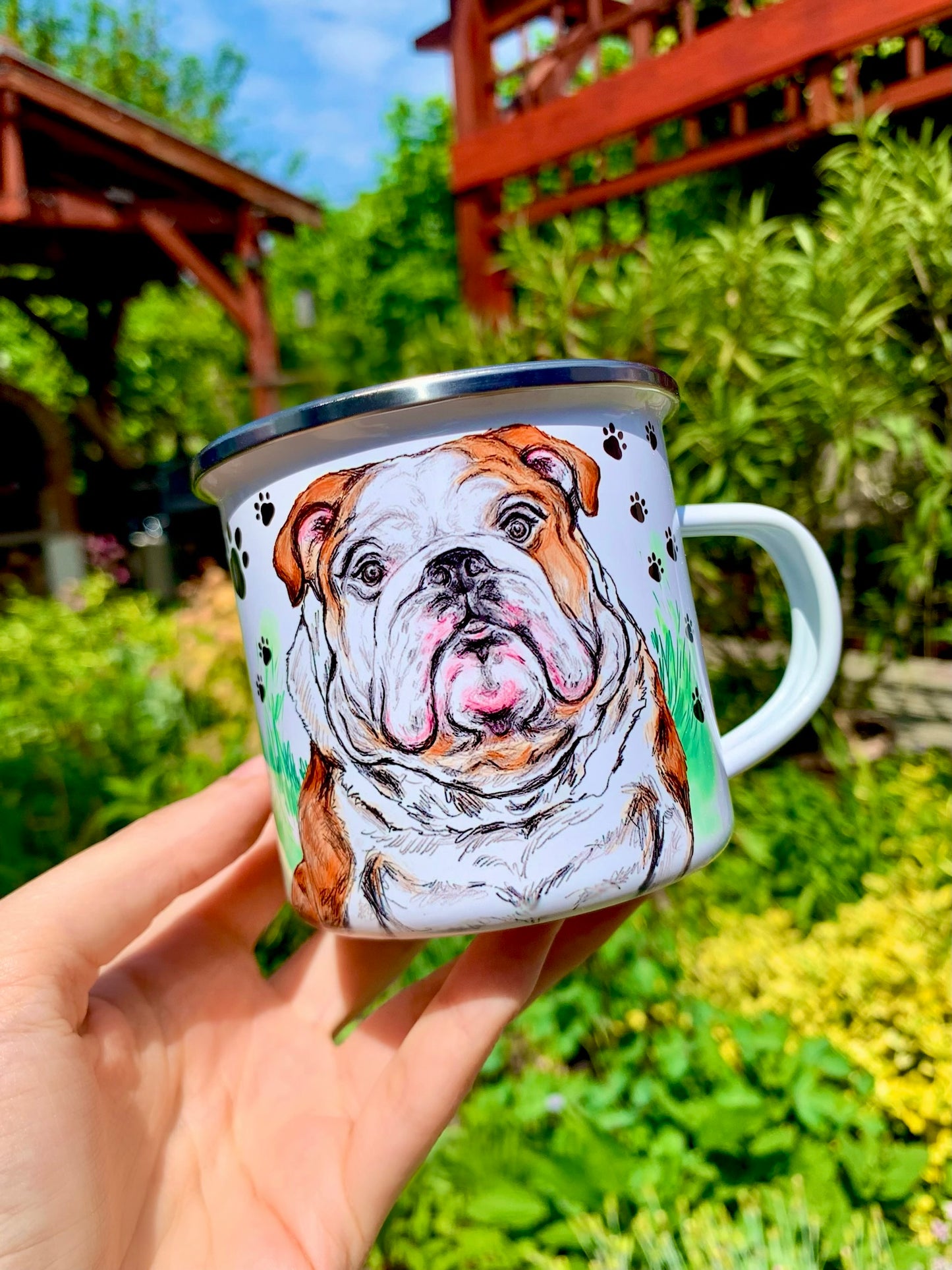 Angol bulldog ülő pózban – kézzel rajzolt és festett bögre mancsos-füves háttérrel