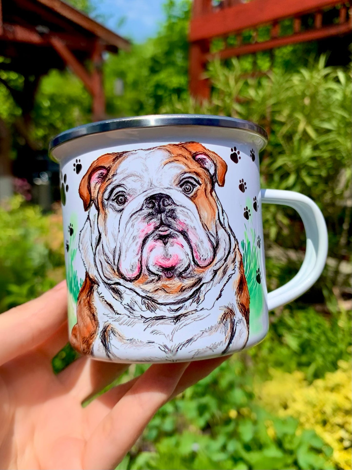 Angol bulldog grafika és minta fém bögrén – ülő kutya mancsos-füves háttérrel