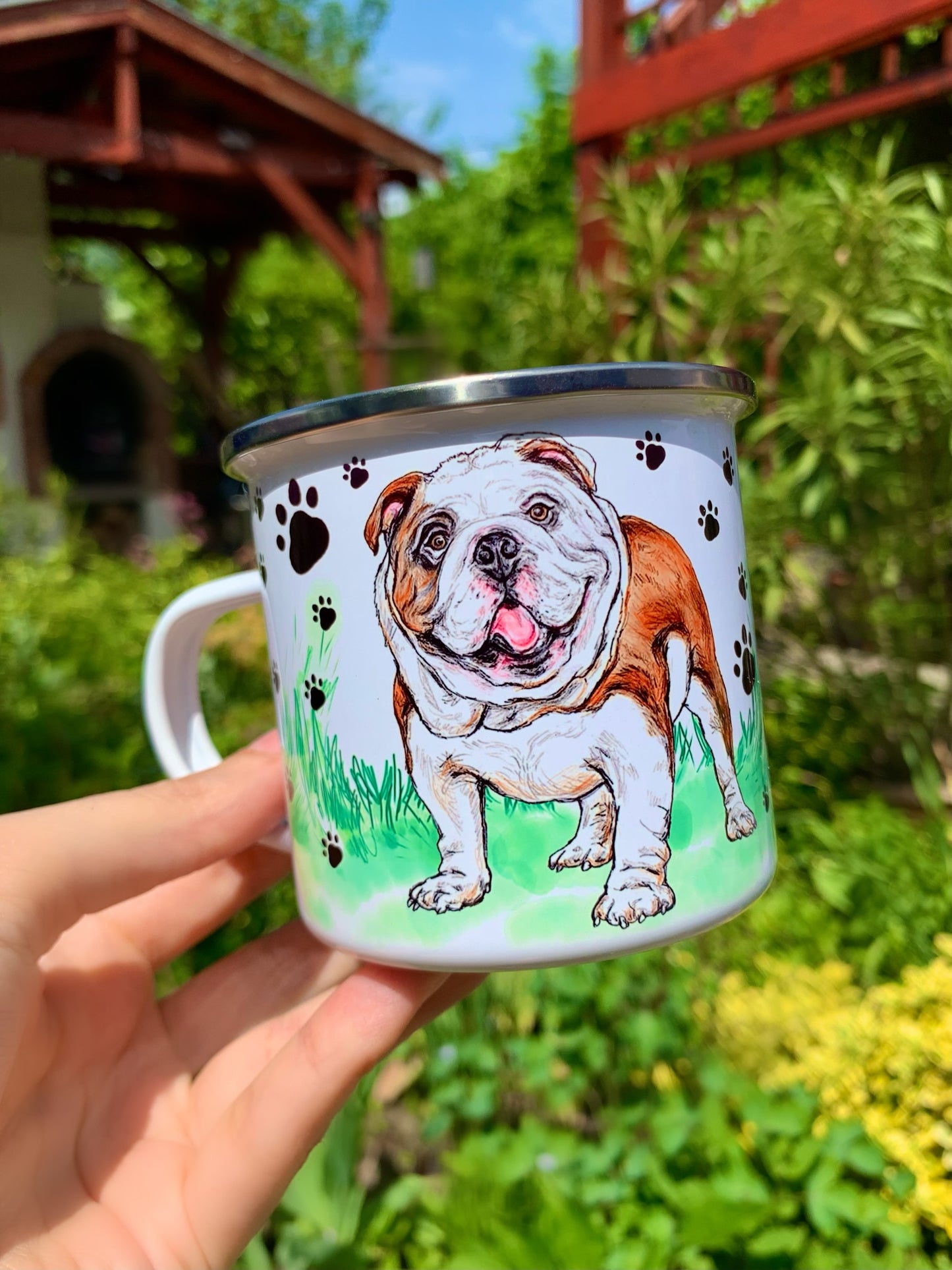 Kézzel festett angol bulldog arcközeli illusztráció fém bögrén, mancsos háttérrel