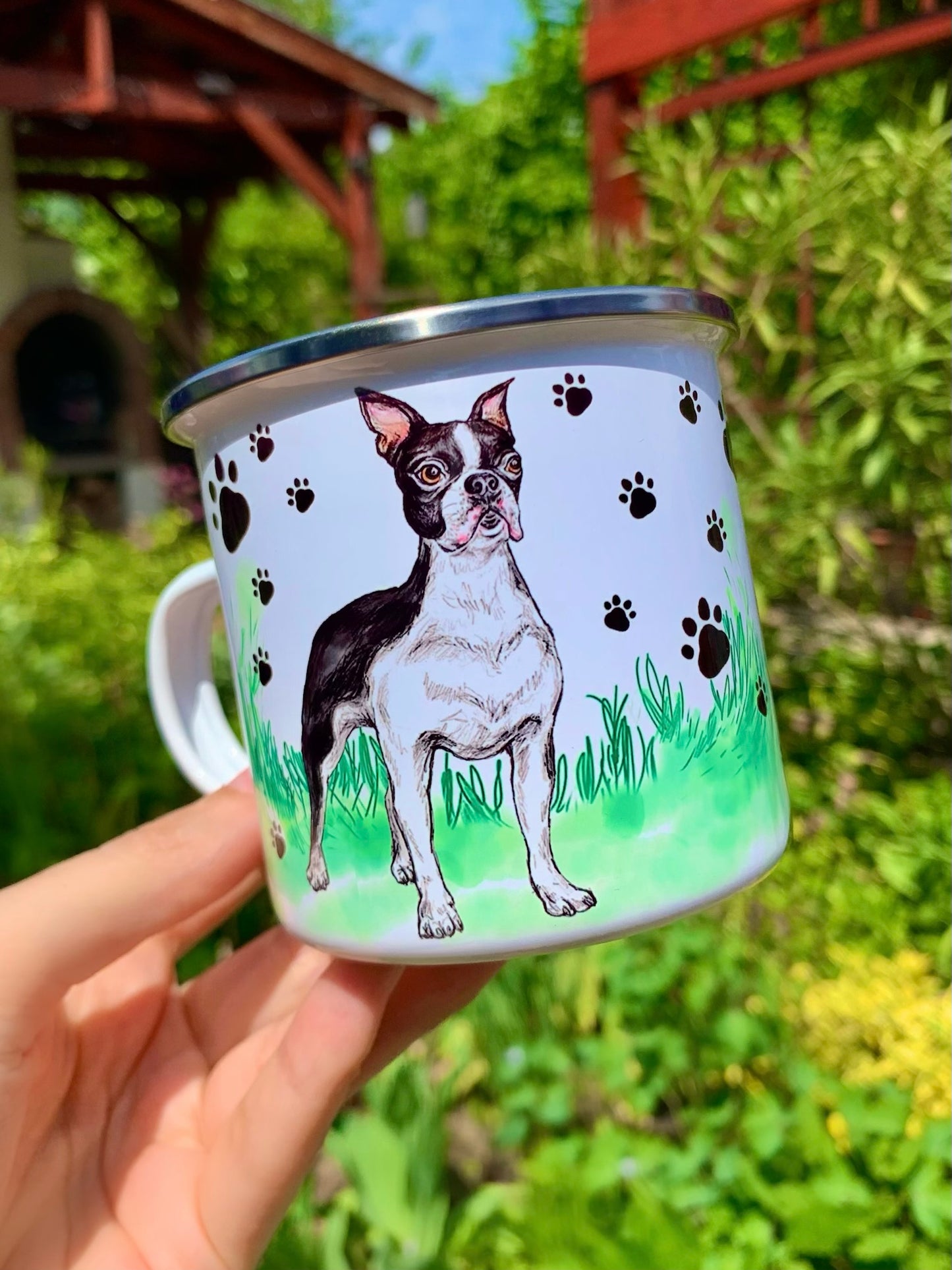 Boston terrier fém bögre fekete-fehér kutya grafikával és apró mancsos háttérrel