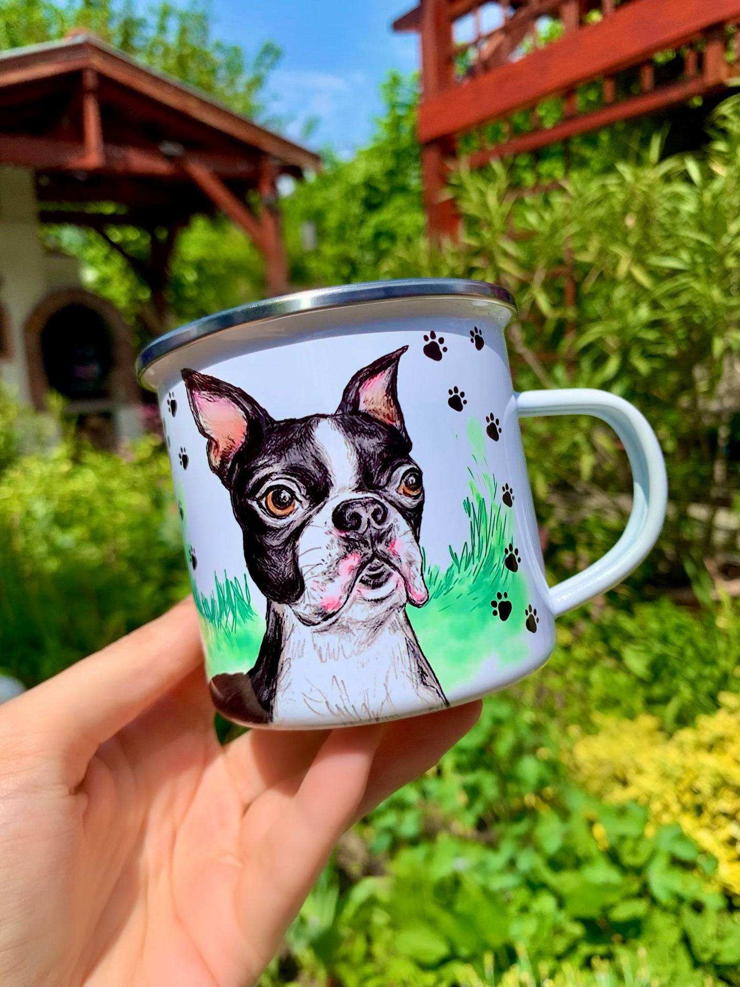 Boston terrier ajándék bögre – kézzel illusztrált kutyamintával és mancsnyomokkal
