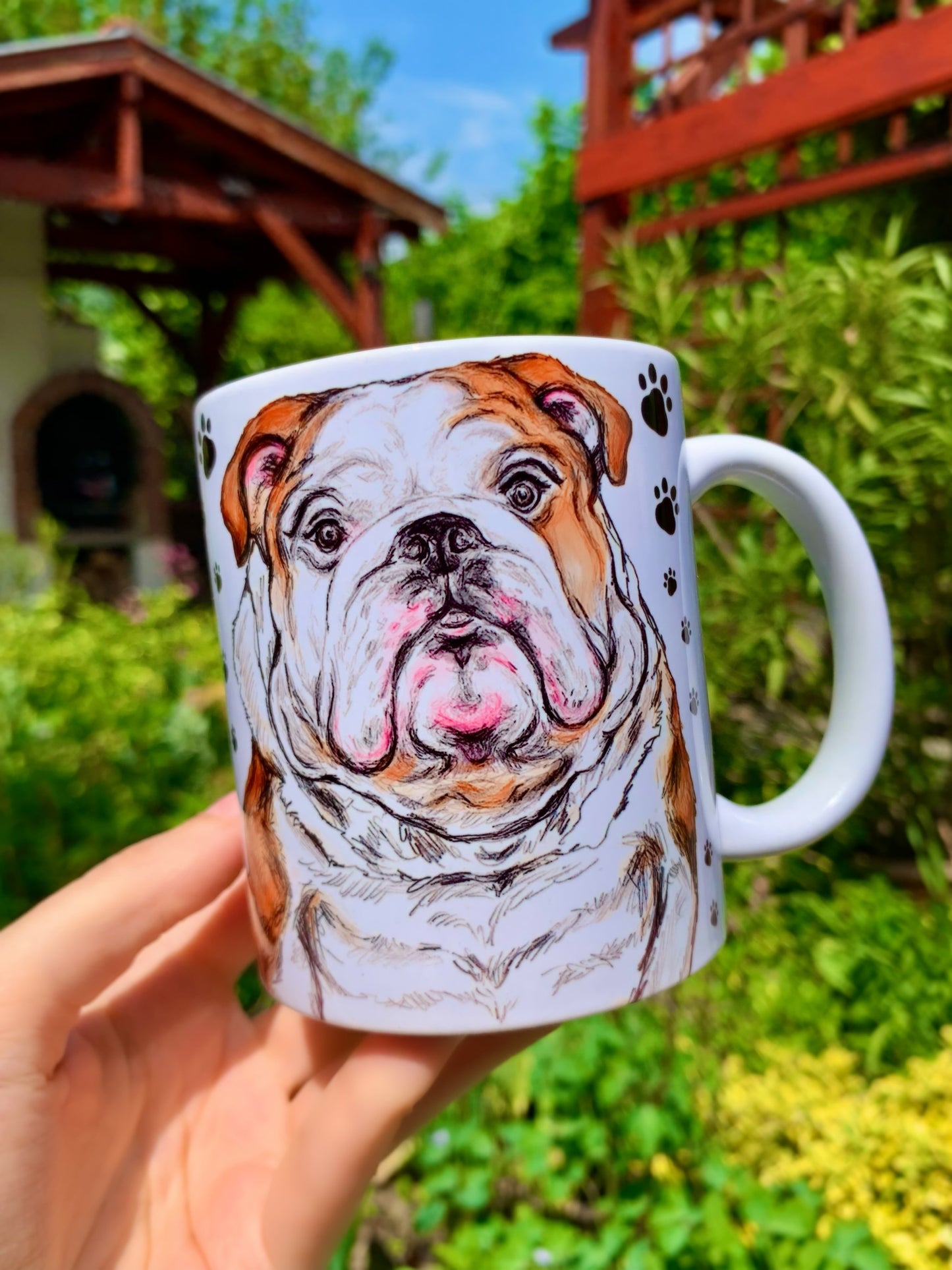 Ülő angol bulldog grafika kerámia bögrén – apró mancsnyom mintával, kézzel festett motívumokkal