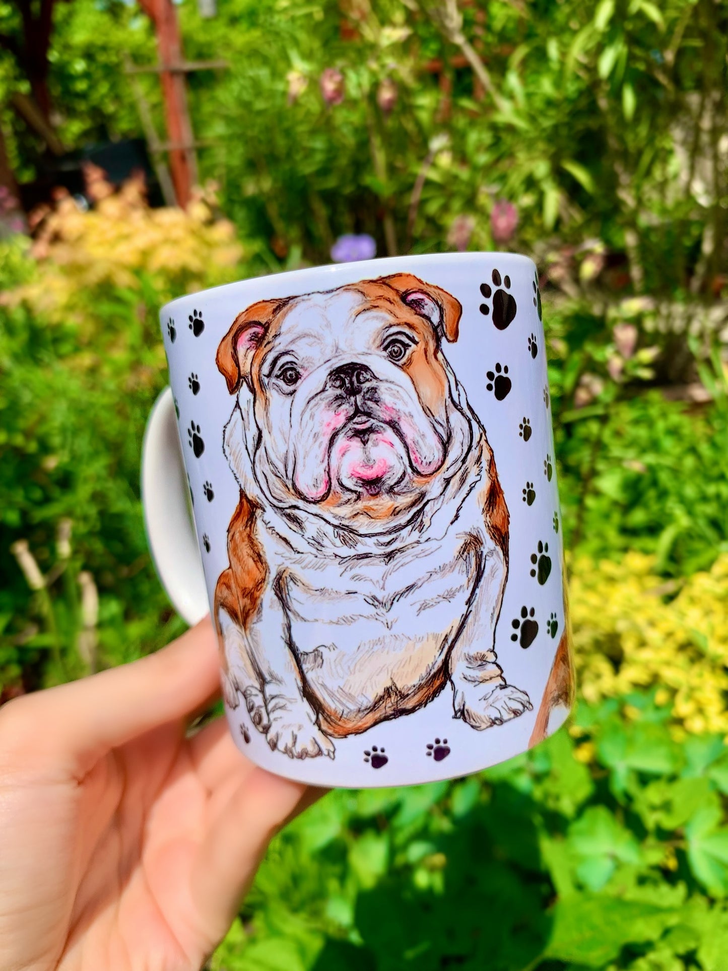 Kézzel festett angol bulldog minta kerámia bögrén, mancsnyomos háttérrel