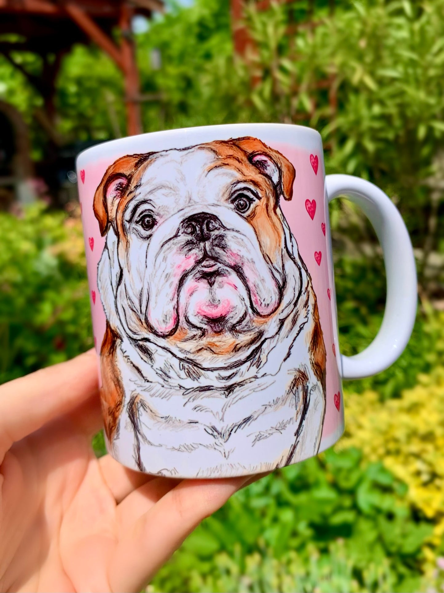 Angol bulldog illusztráció kerámia bögrén, apró szív motívumokkal
