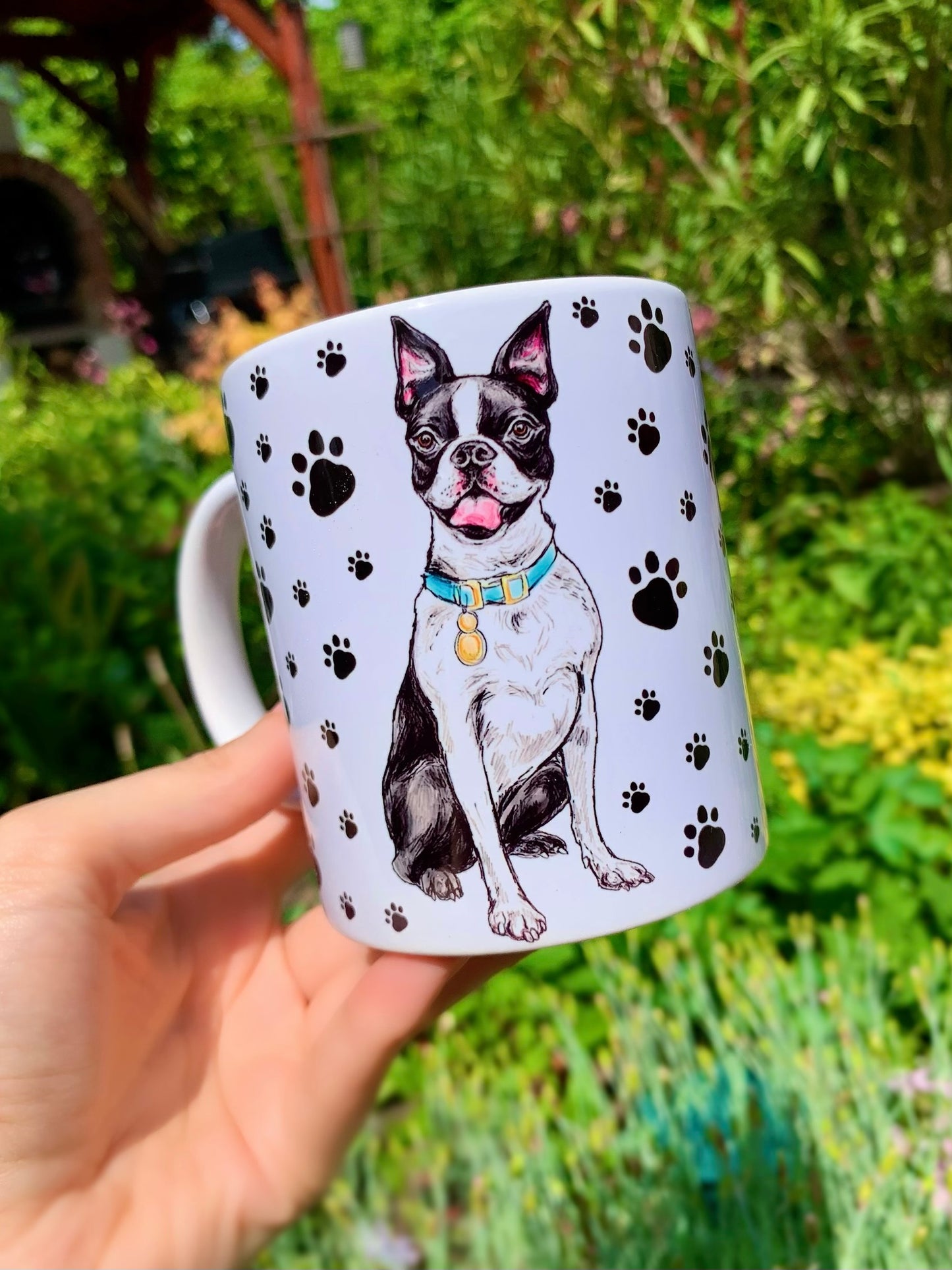 Kutyás ajándék bögre – Boston terrier ülő testtartásban, kék nyakörvvel, kerámián