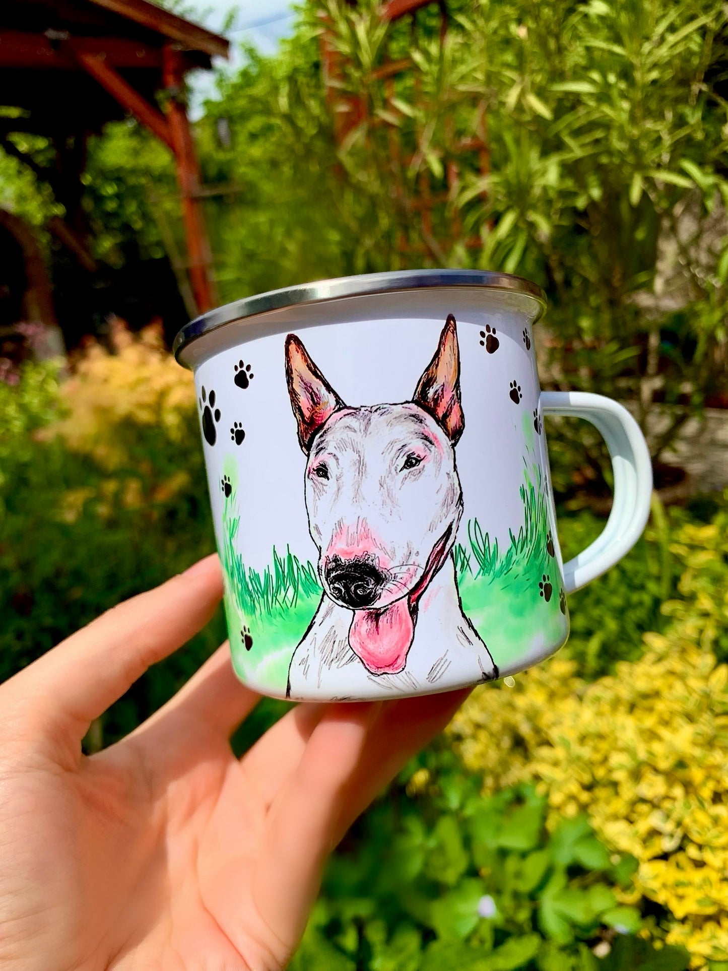 Bullterrier fém bögre – Kézzel festett ülő Bullterrier és mancsos füves háttérrel