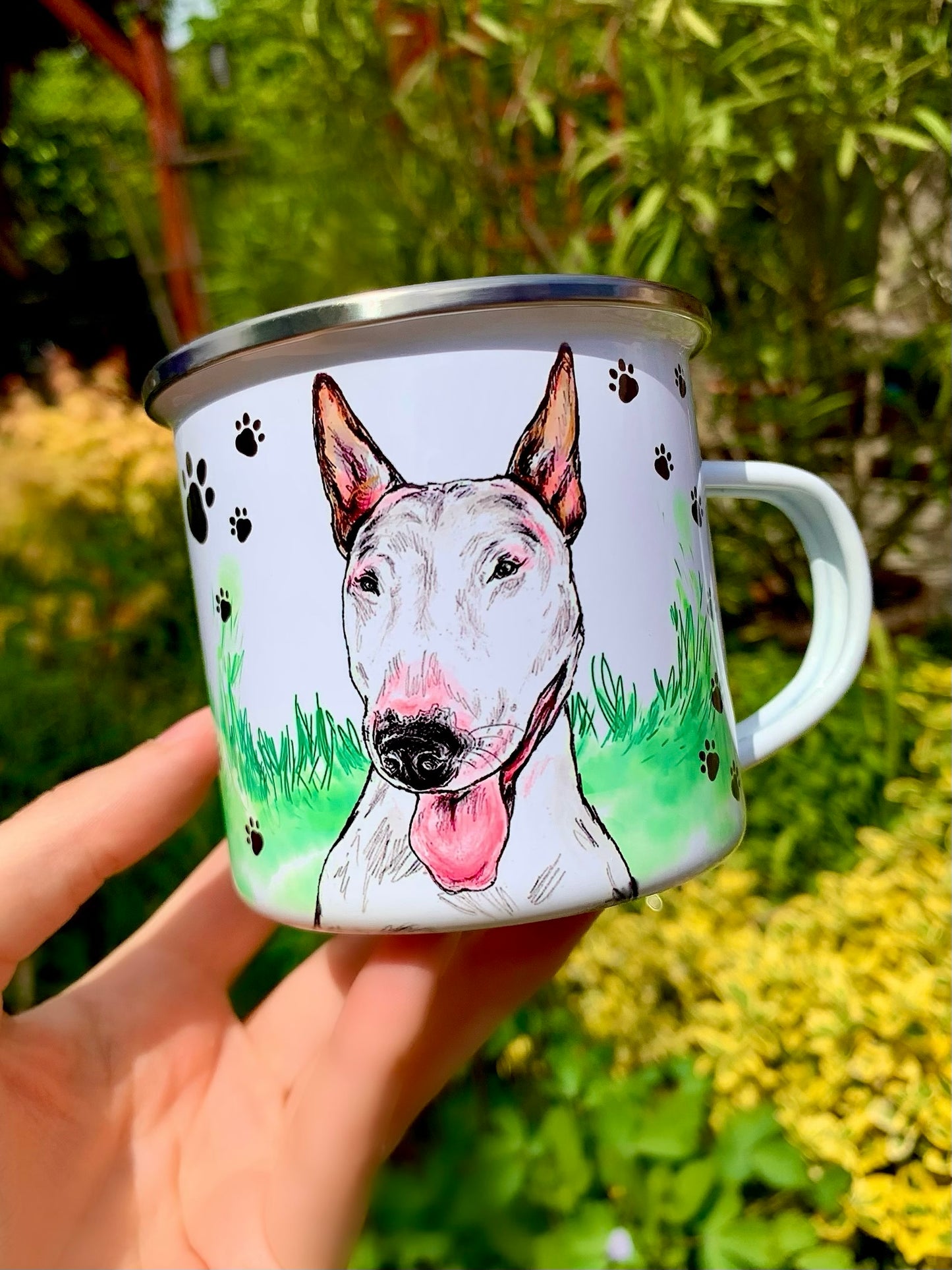 Bullterrier mintás bögre mancsnyomos és füves háttérrel