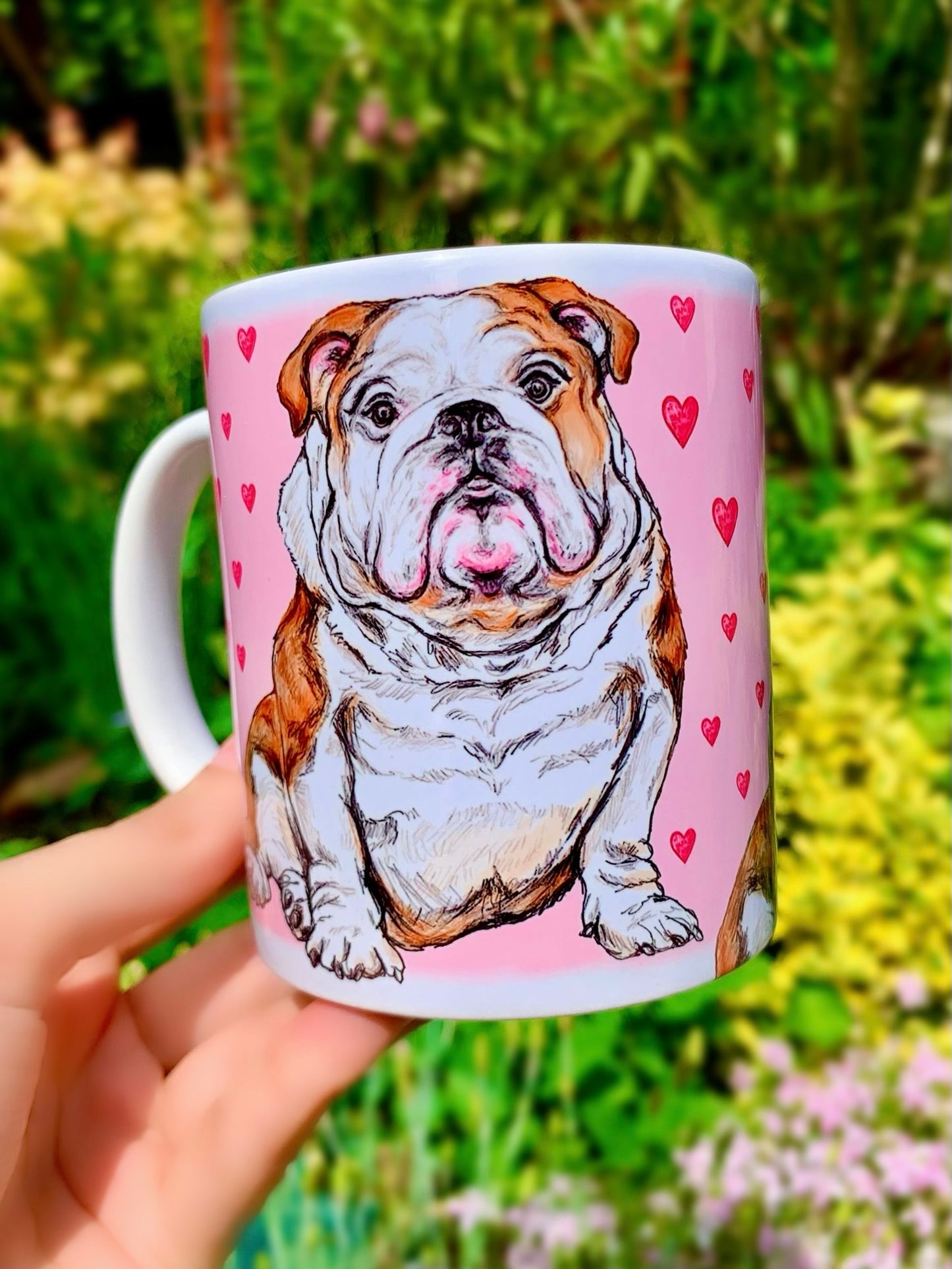 Kézzel festett kutyás bögre – angol bulldog és apró szív minták