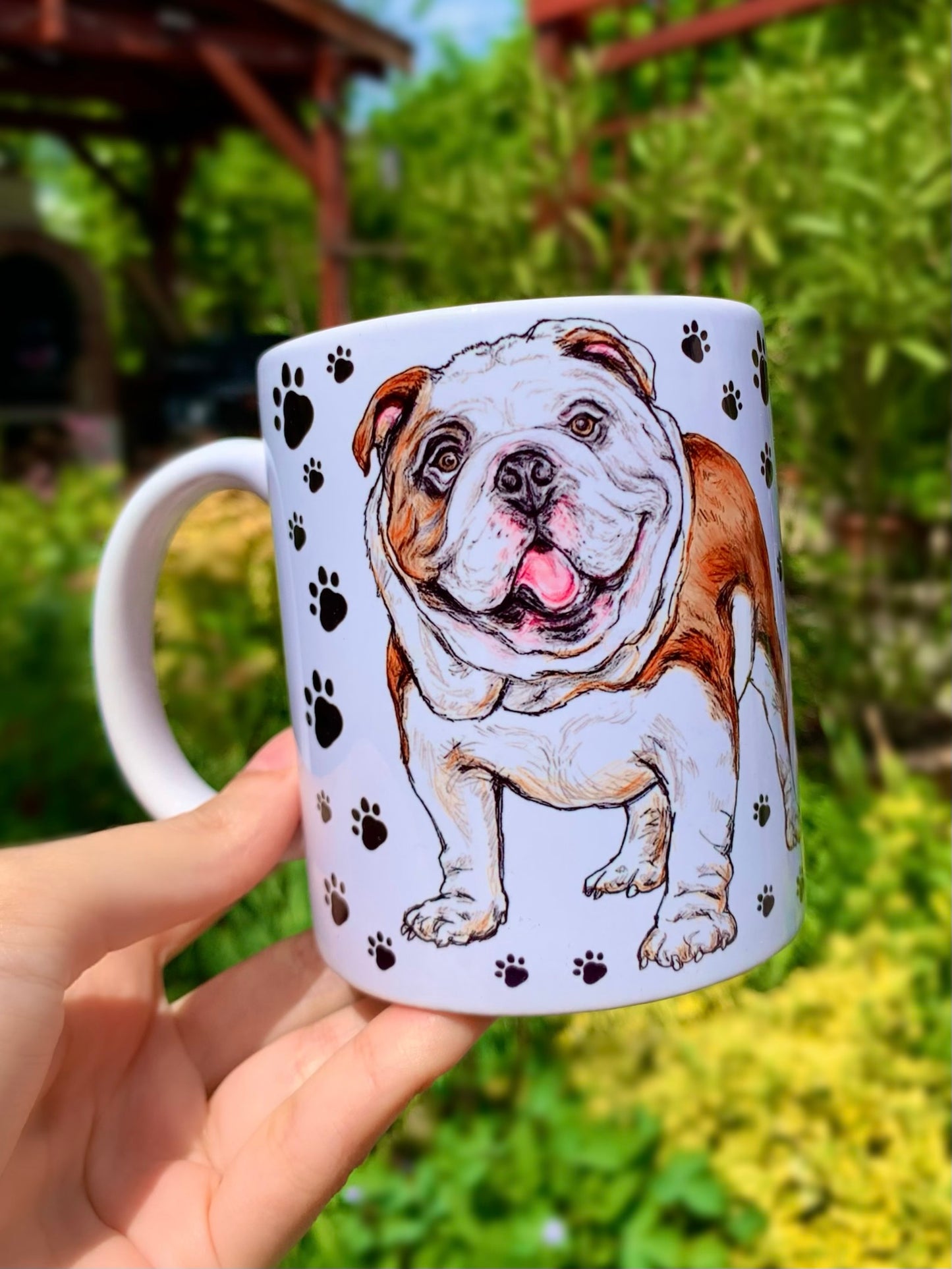 Kézzel festett angol bulldog grafika kerámia bögrén, finom mancs mintás háttérrel