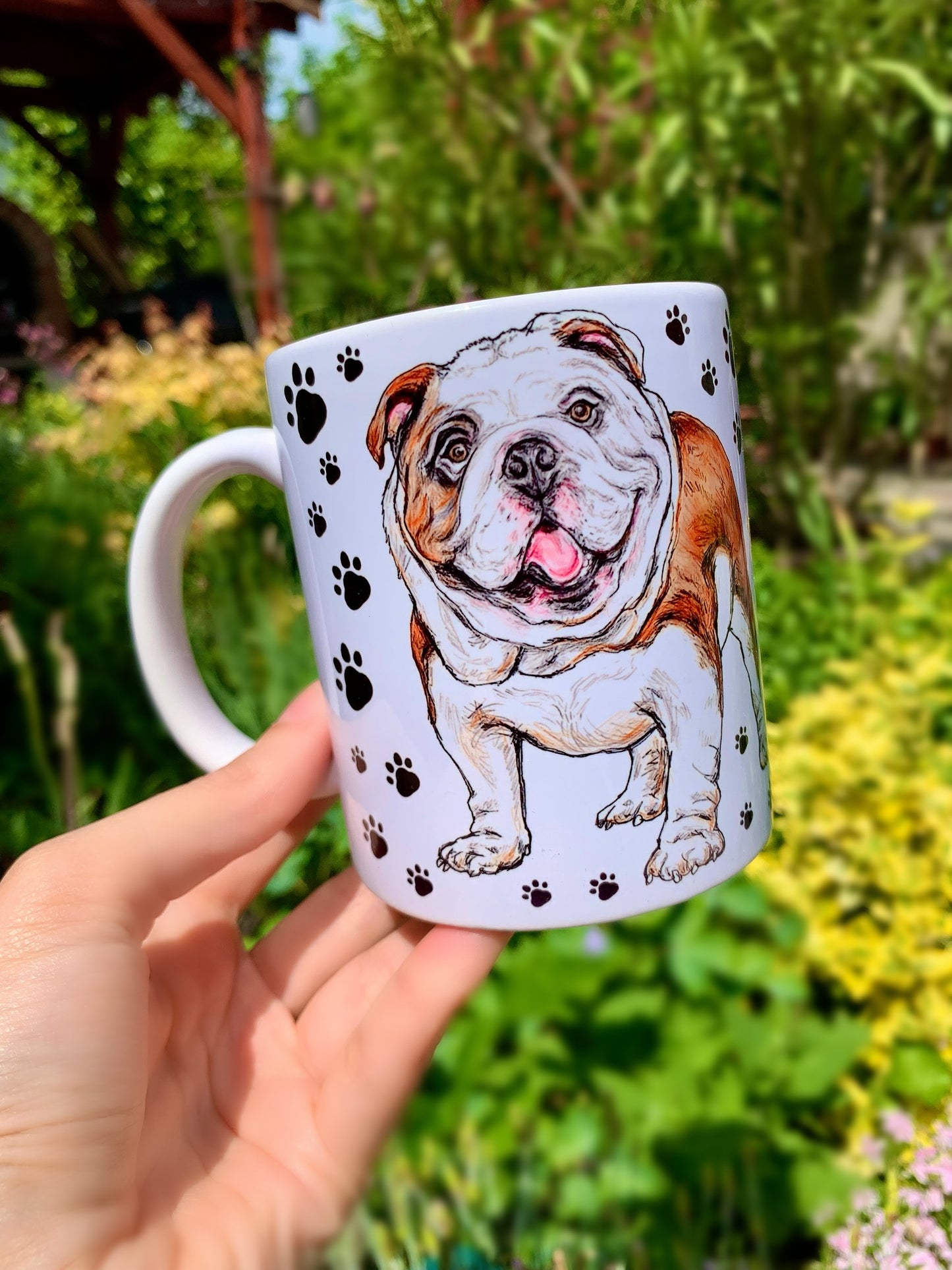 Kézzel illusztrált angol bulldog minta kerámia bögrén, apró mancsnyomos háttérrel