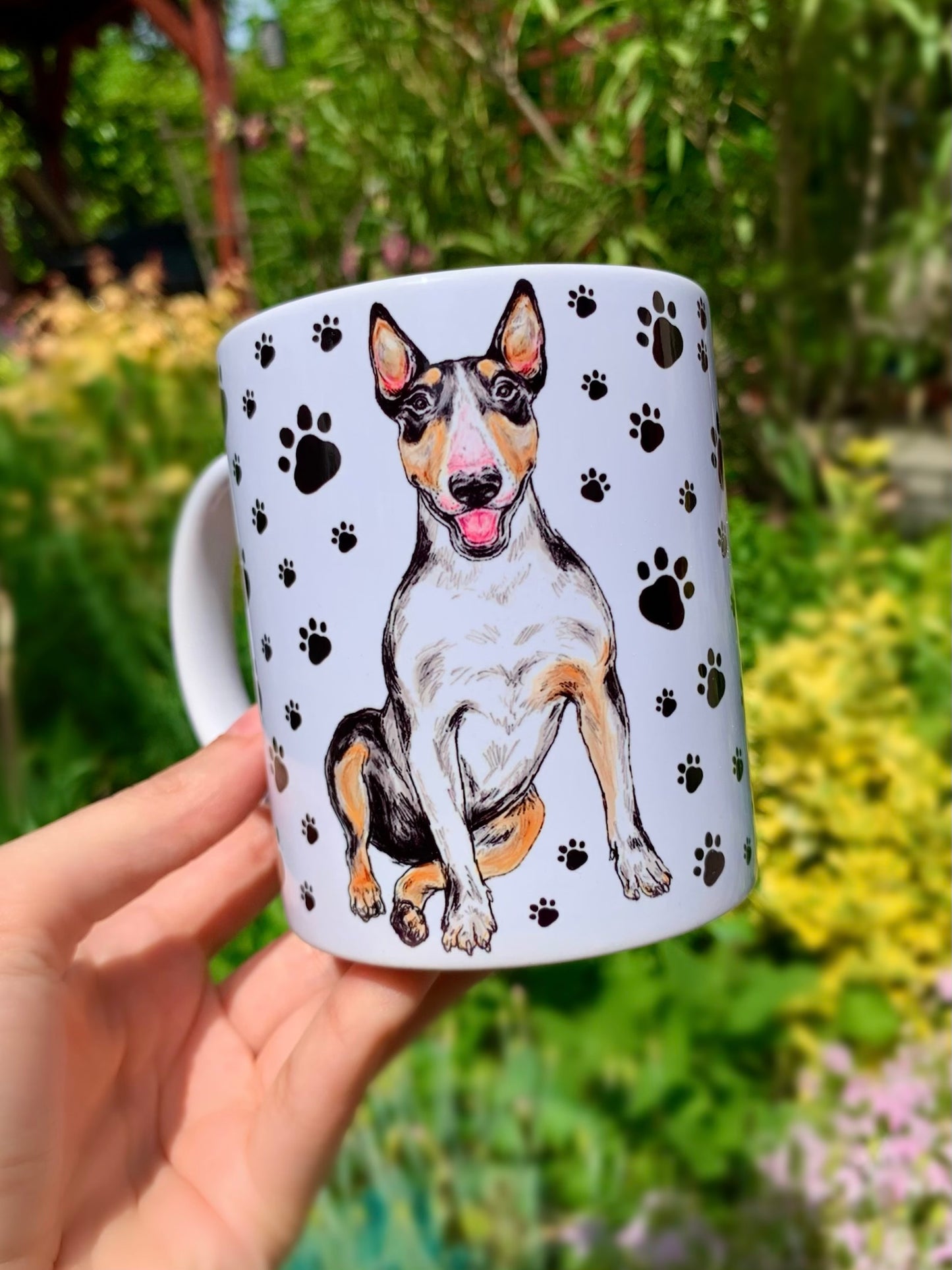 Részletgazdag Bullterrier illusztráció kerámia bögrén – barna-fekete-fehér foltokkal