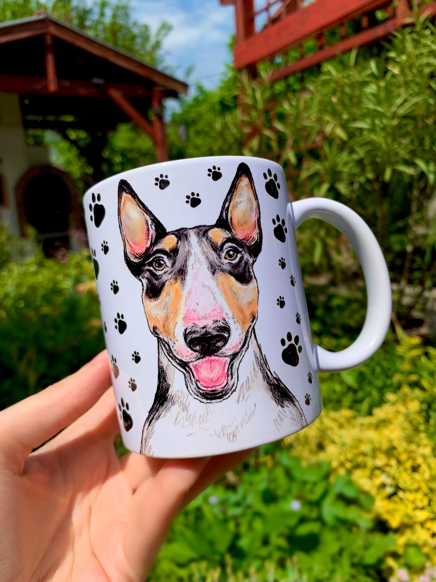 Foltos Bullterrier mintás bögre oldalról – letisztult mancs mintás háttérrel