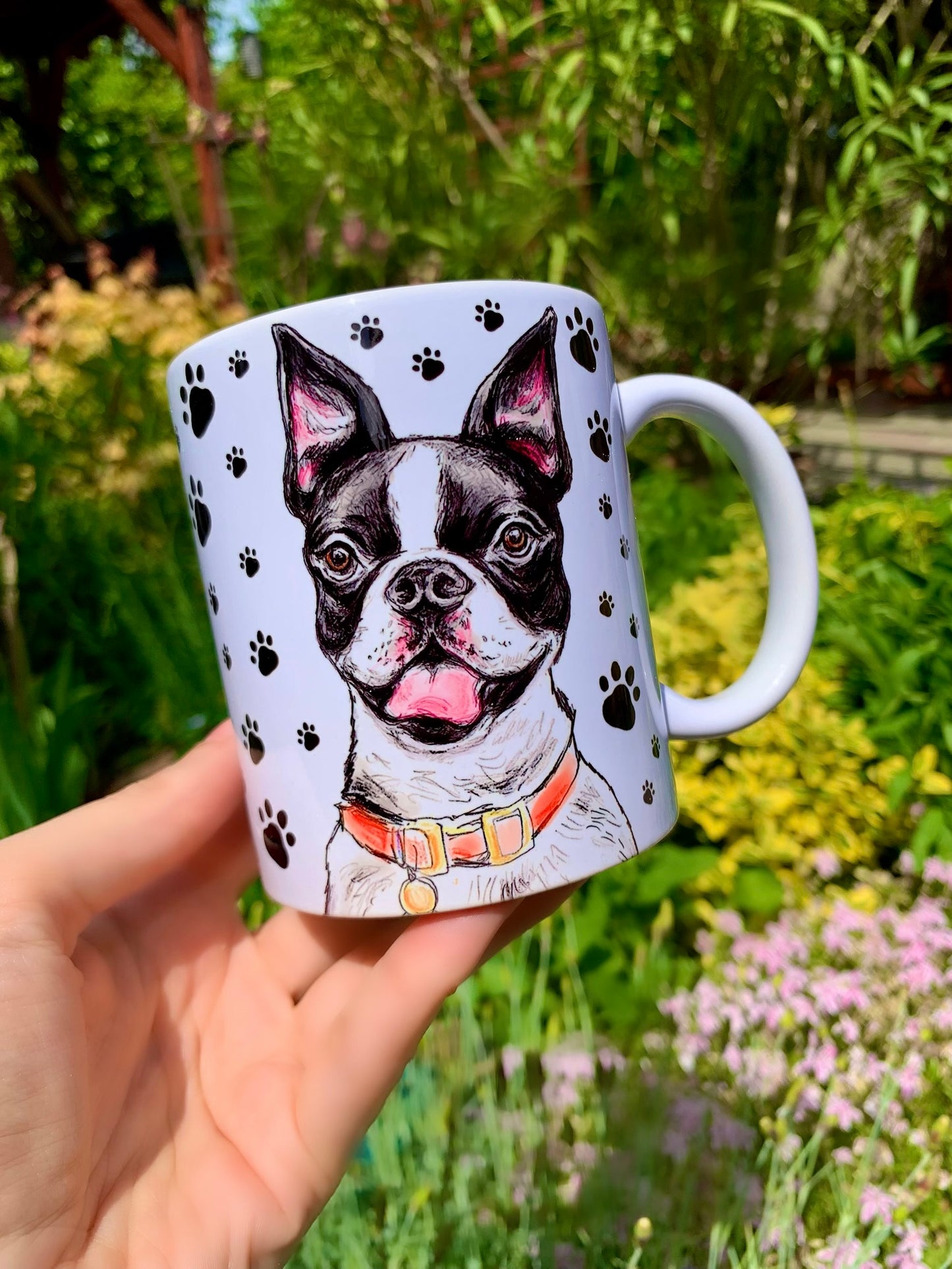 Boston terrier Kerámia bögre – Kézzel festett ülő Boston minta PIROSAS NYAKÖRVVEL