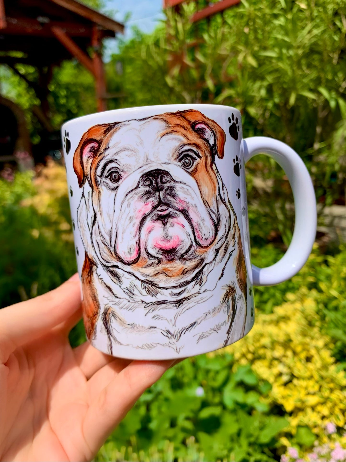 Prémium kutyás bögre ülő angol bulldog illusztrációval és mancsos díszítéssel