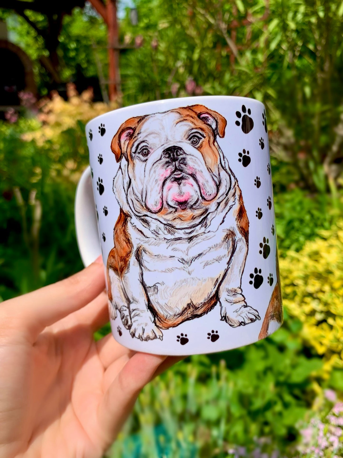 Bulldog illusztráció ülve, kerámia bögrén mancsos háttérrel, kézzel rajzolt és festett mintával