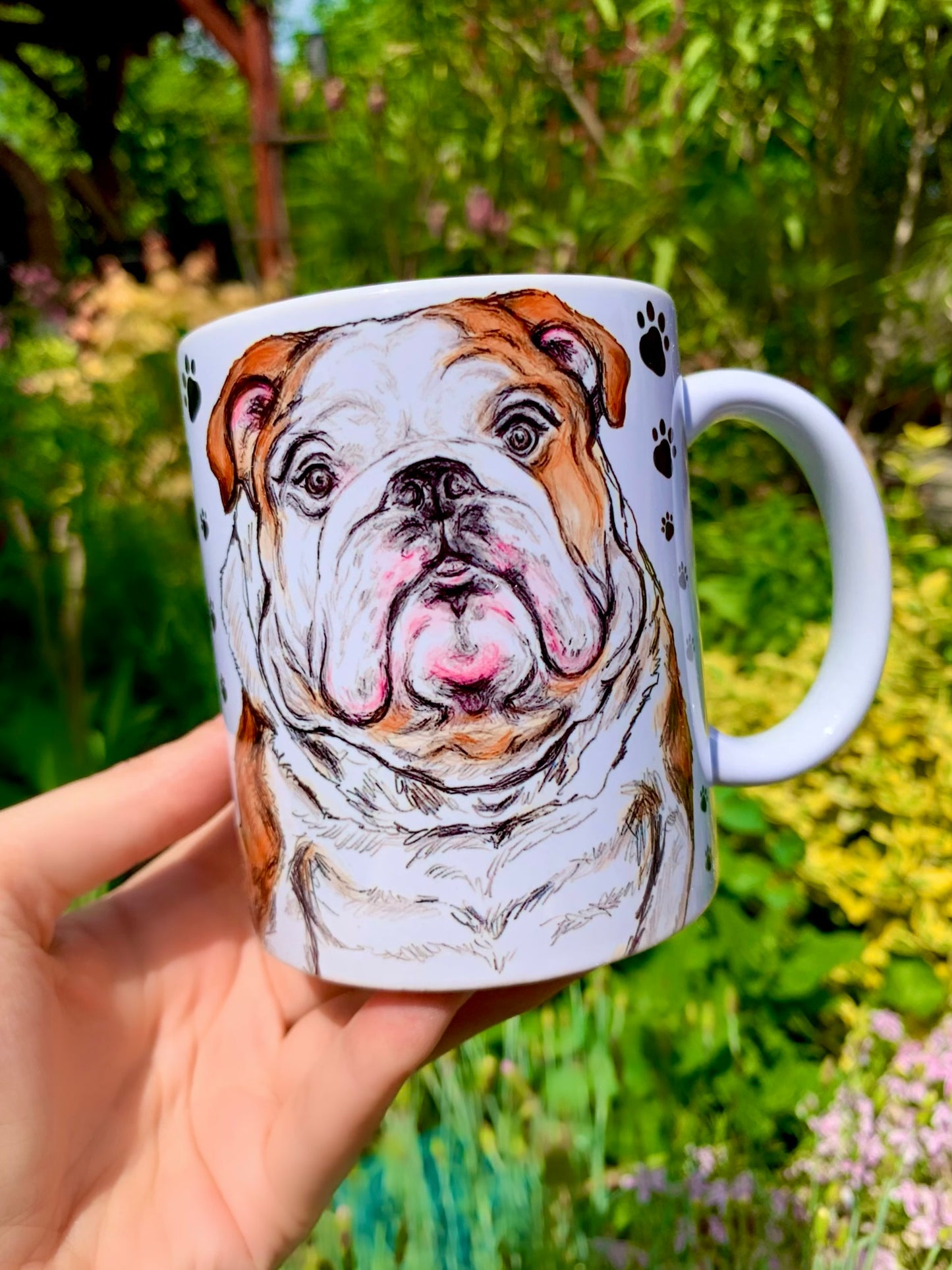 Egyedi angol bulldog bögre – ülő testtartás és mancsos mintázat