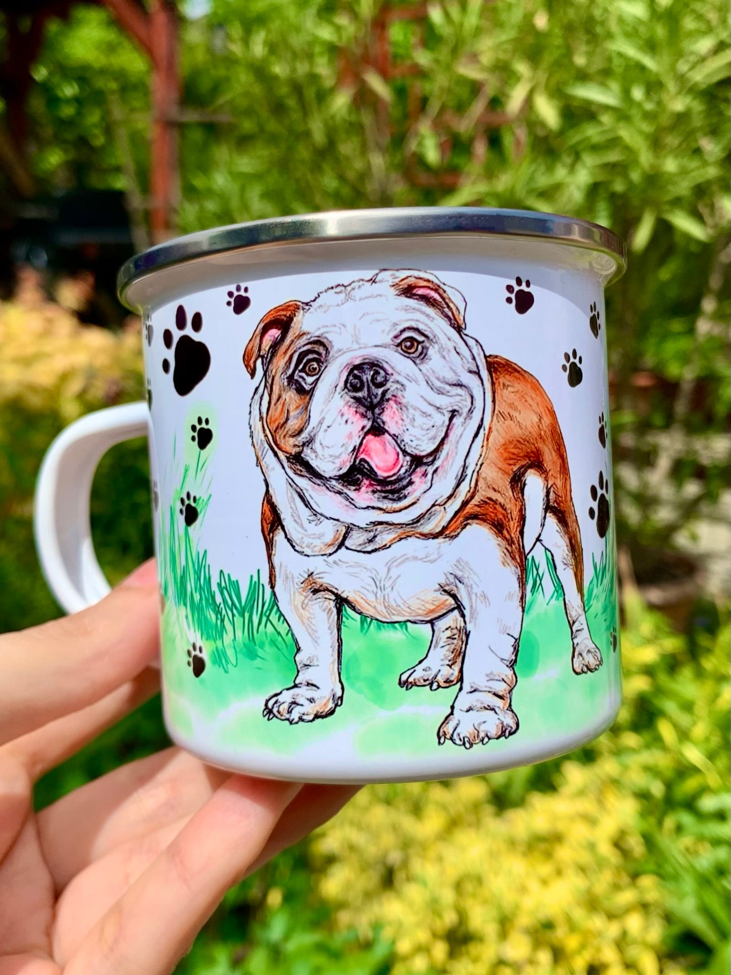 Kutyás fém bögre angol bulldog portréval és mancsnyomos díszítéssel