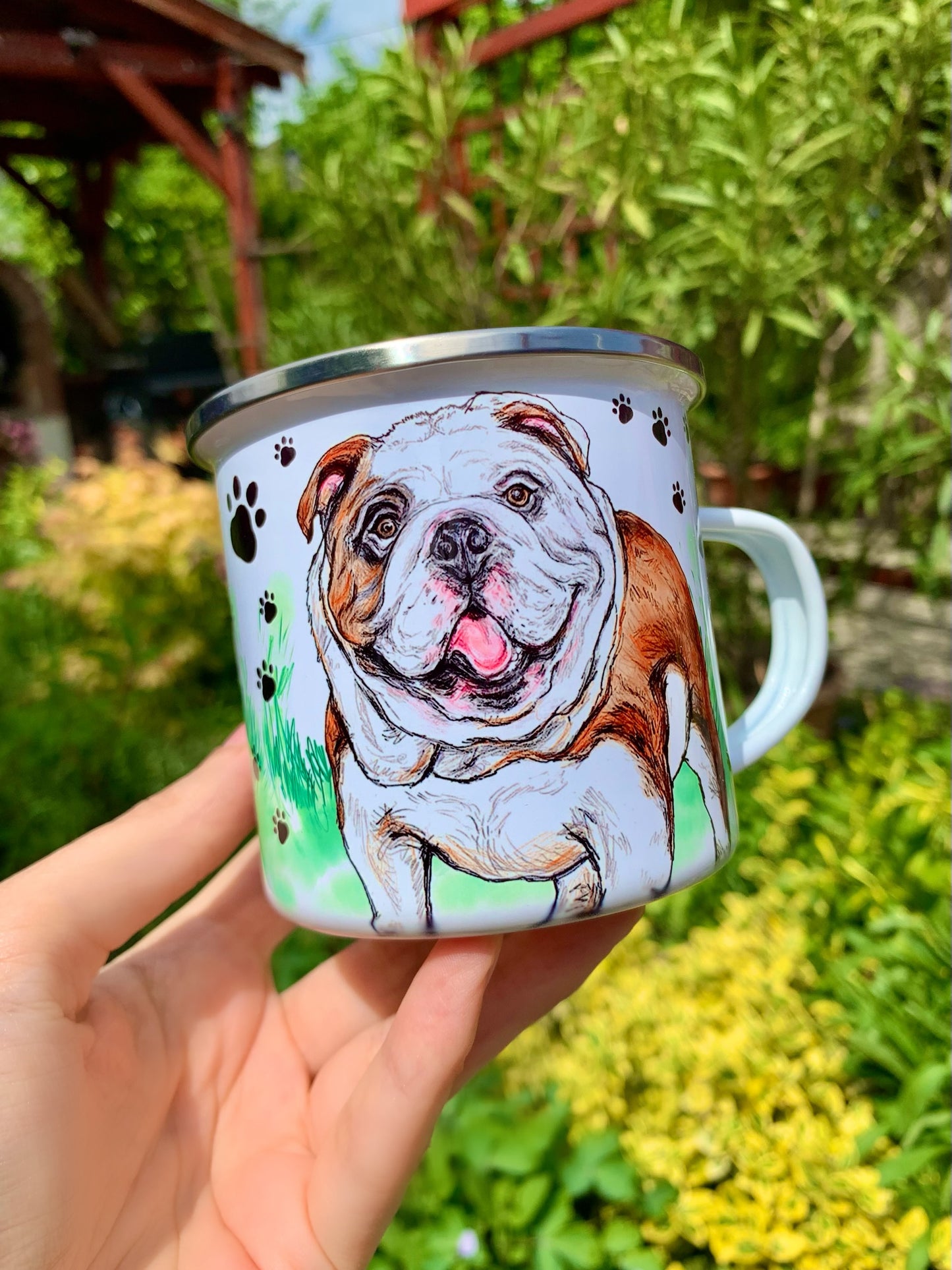Egyedi bulldogos bögre – fekvő bulldog teljes alakban, füves háttérrel és apró mancsmintával