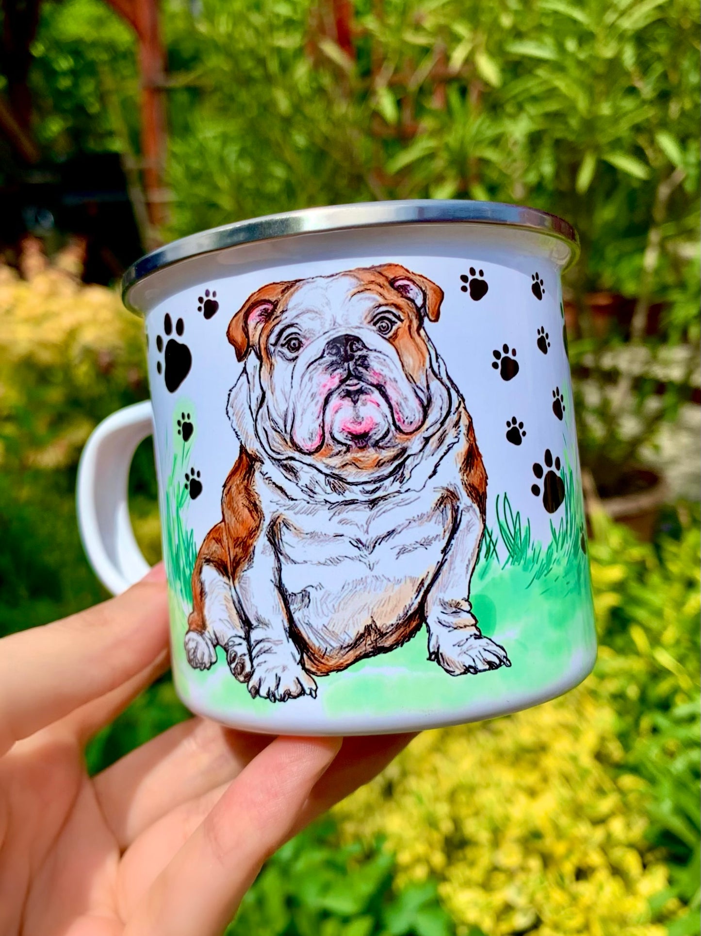 Angol bulldogos fém bögre – Kézzel festett ülő angol bulldog és mancs mintával
