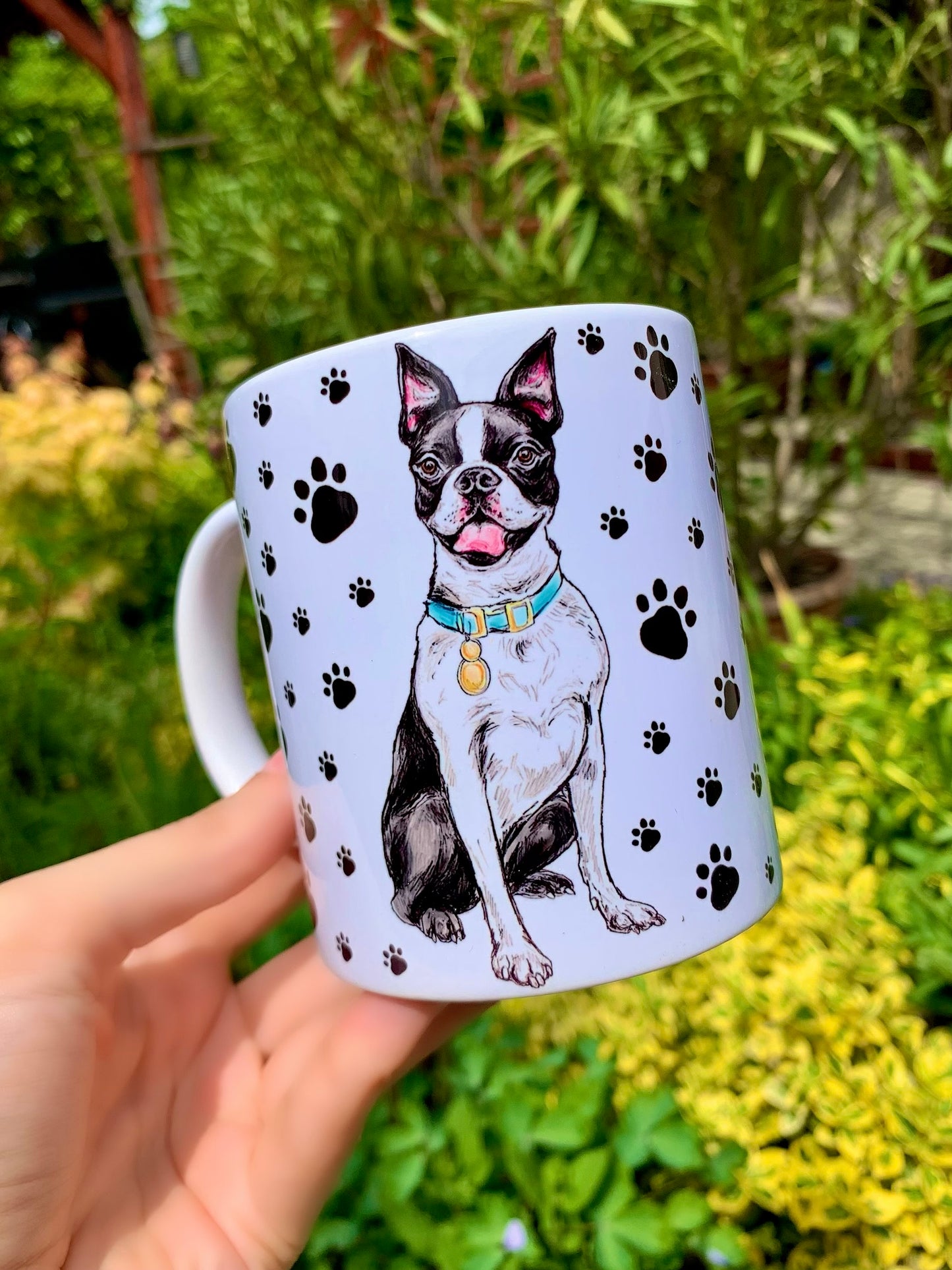 Boston terrier mintás kerámia bögre – kék nyakörv, ülő póz, kézműves illusztráció