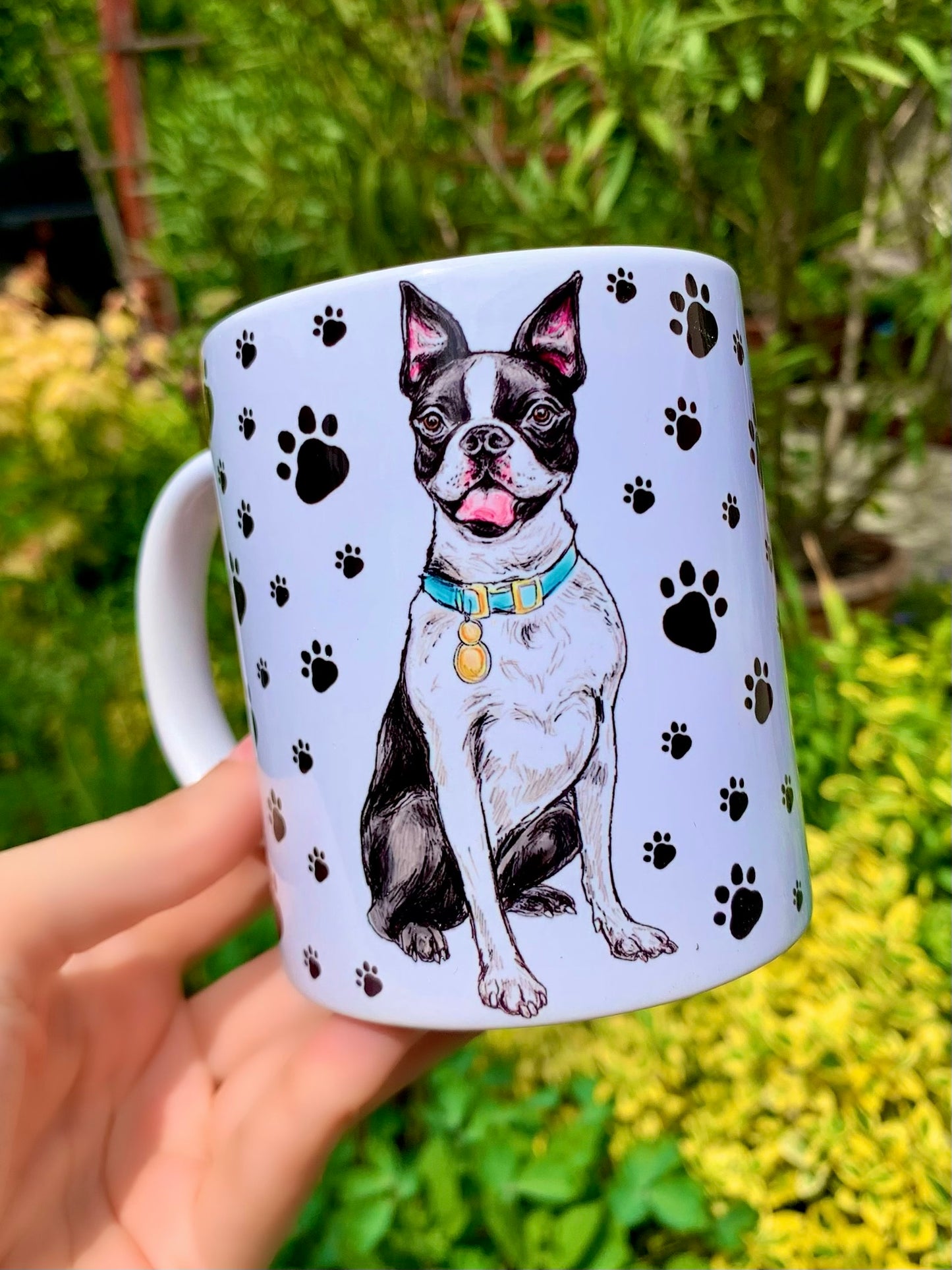 Ülő Boston terrier mintás bögre, kék nyakörvvel, fehér alapon, mancs mintás dizájn