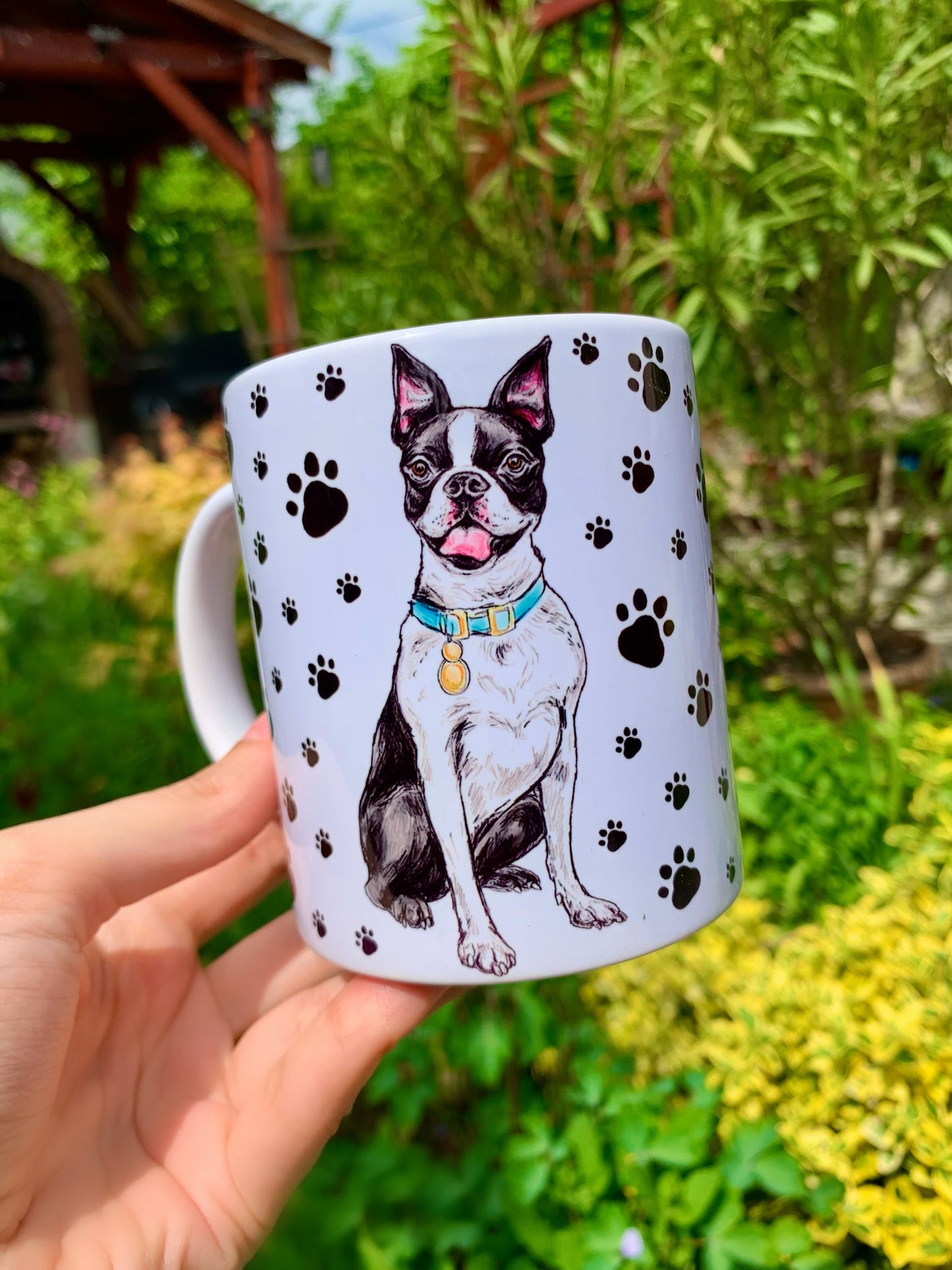 Boston terrier kerámia bögre – Kézzel festett ülő Boston terrier kutyával és KÉK NYAKÖRVVEL