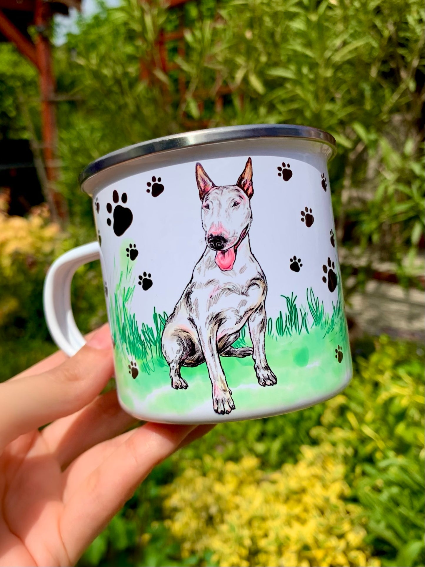 Bullterrier fém bögre – Kézzel festett ülő Bullterrier és mancsos füves háttérrel