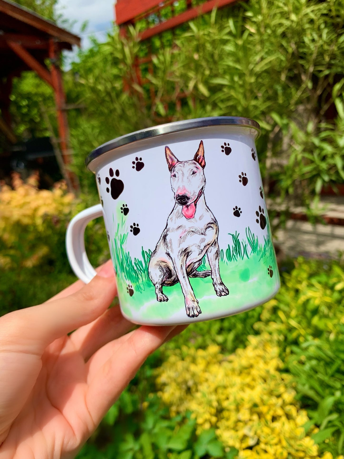 Bullterrier fém bögre – Kézzel festett ülő Bullterrier és mancsos füves háttérrel