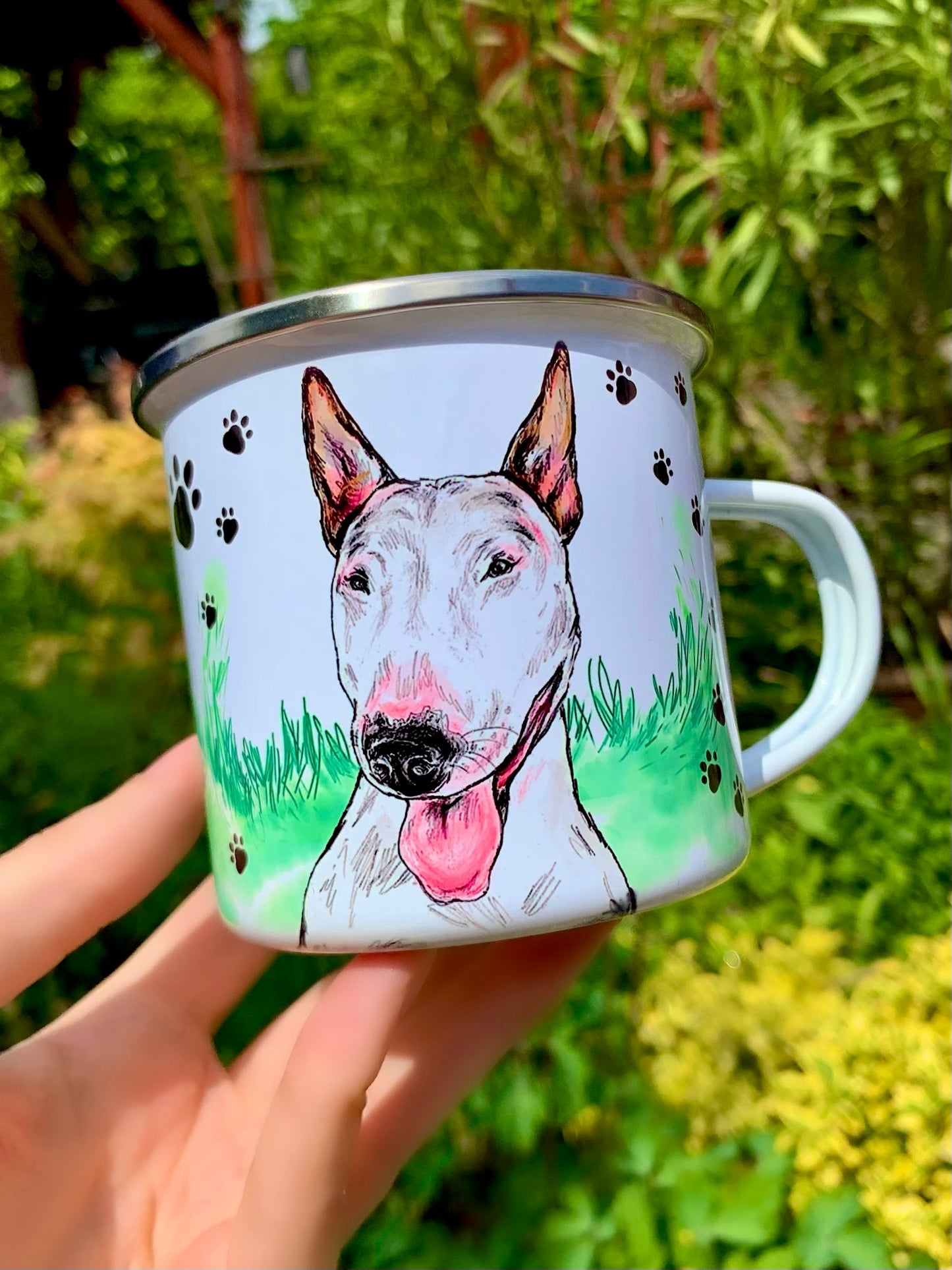 Bullterrier fém bögre – Kézzel festett ülő Bullterrier és mancsos füves háttérrel
