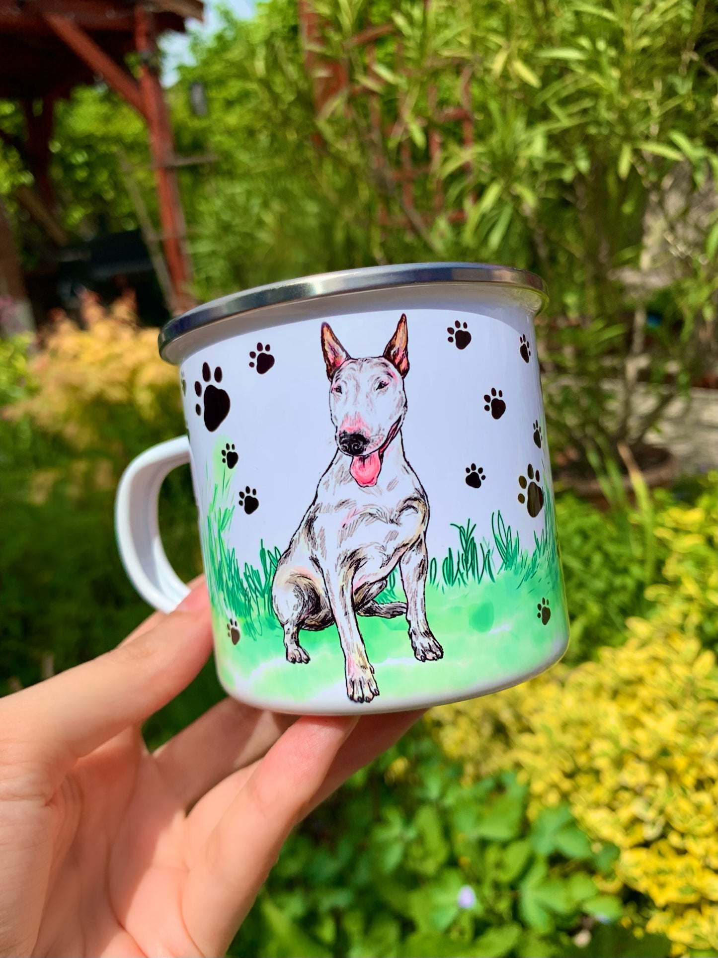 Bullterrier fém bögre – Kézzel festett ülő Bullterrier és mancsos füves háttérrel