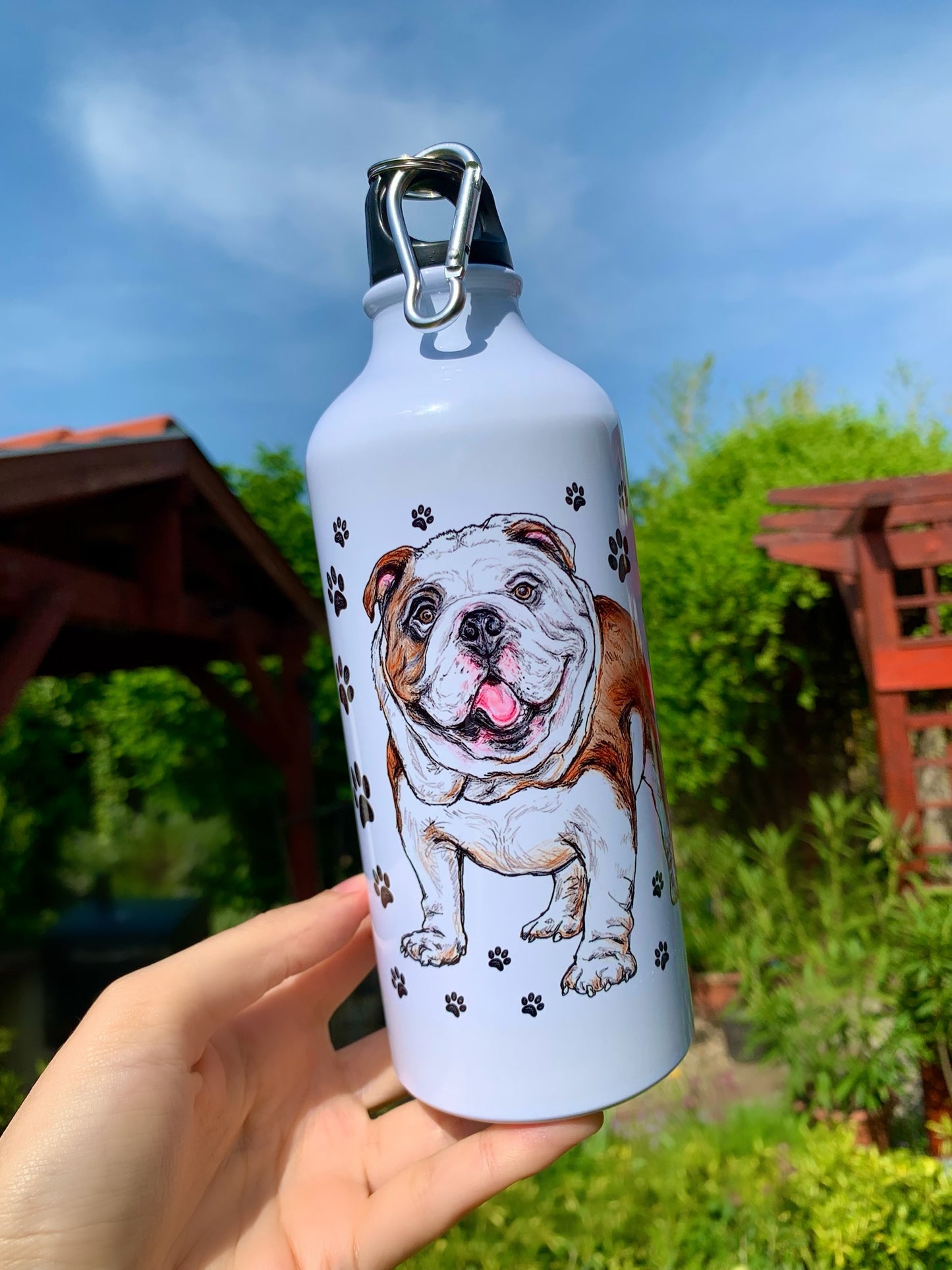 Kézzel rajzolt álló angol bulldog illusztráció kulacson, mancs mintákkal