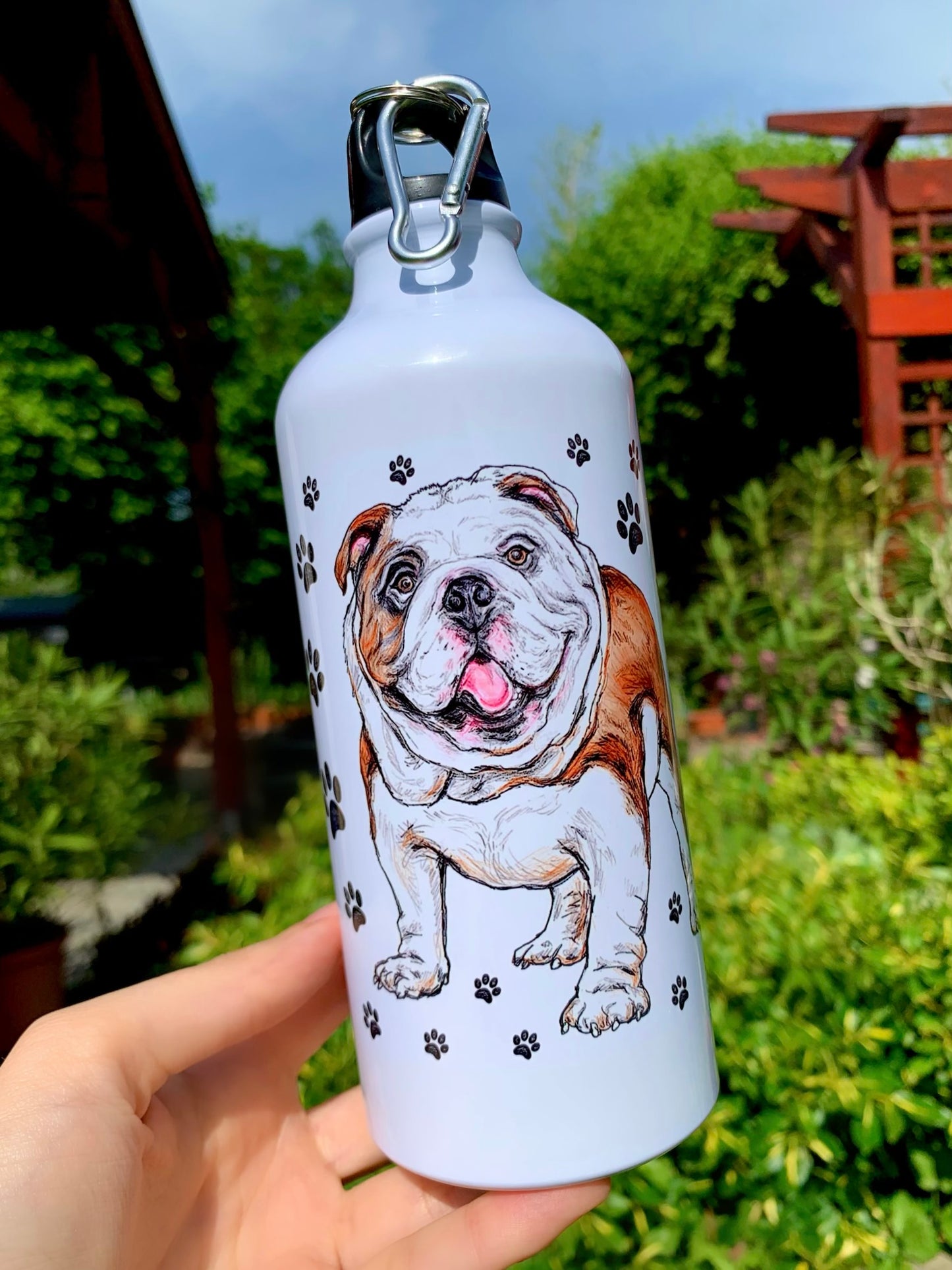 Angol bulldog kulacs kézzel festett álló bulldog mintával és mancsos háttérrel