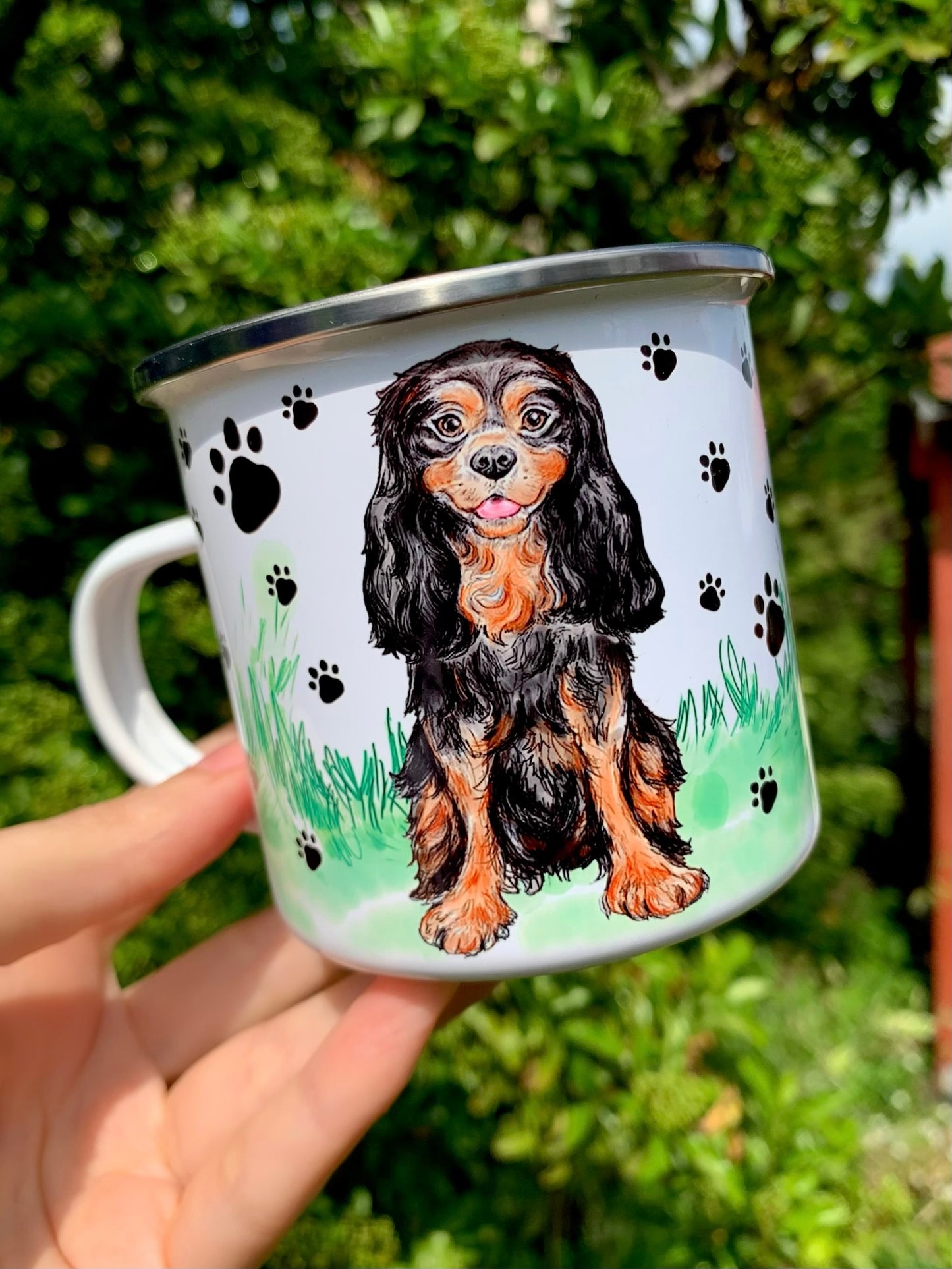 Cavalier King Charles spániel fém bögre – barna-fekete kutyás minta, mancs mintával és természet ihlette zöld fű motívumokkal