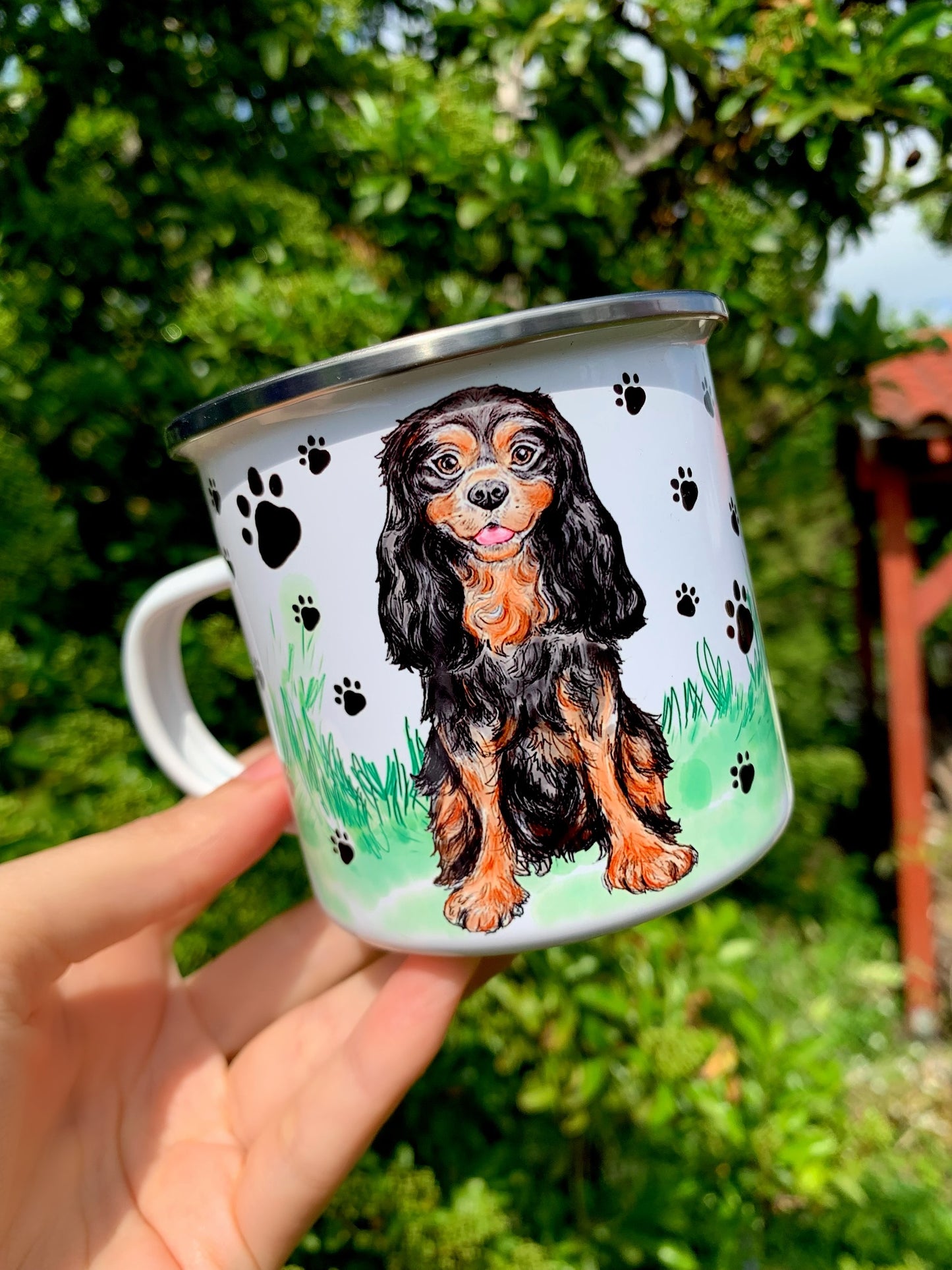 Részletgazdag Cavalier spániel akvarell portré fém bögrén, természet ihlette füves és mancs mintás design