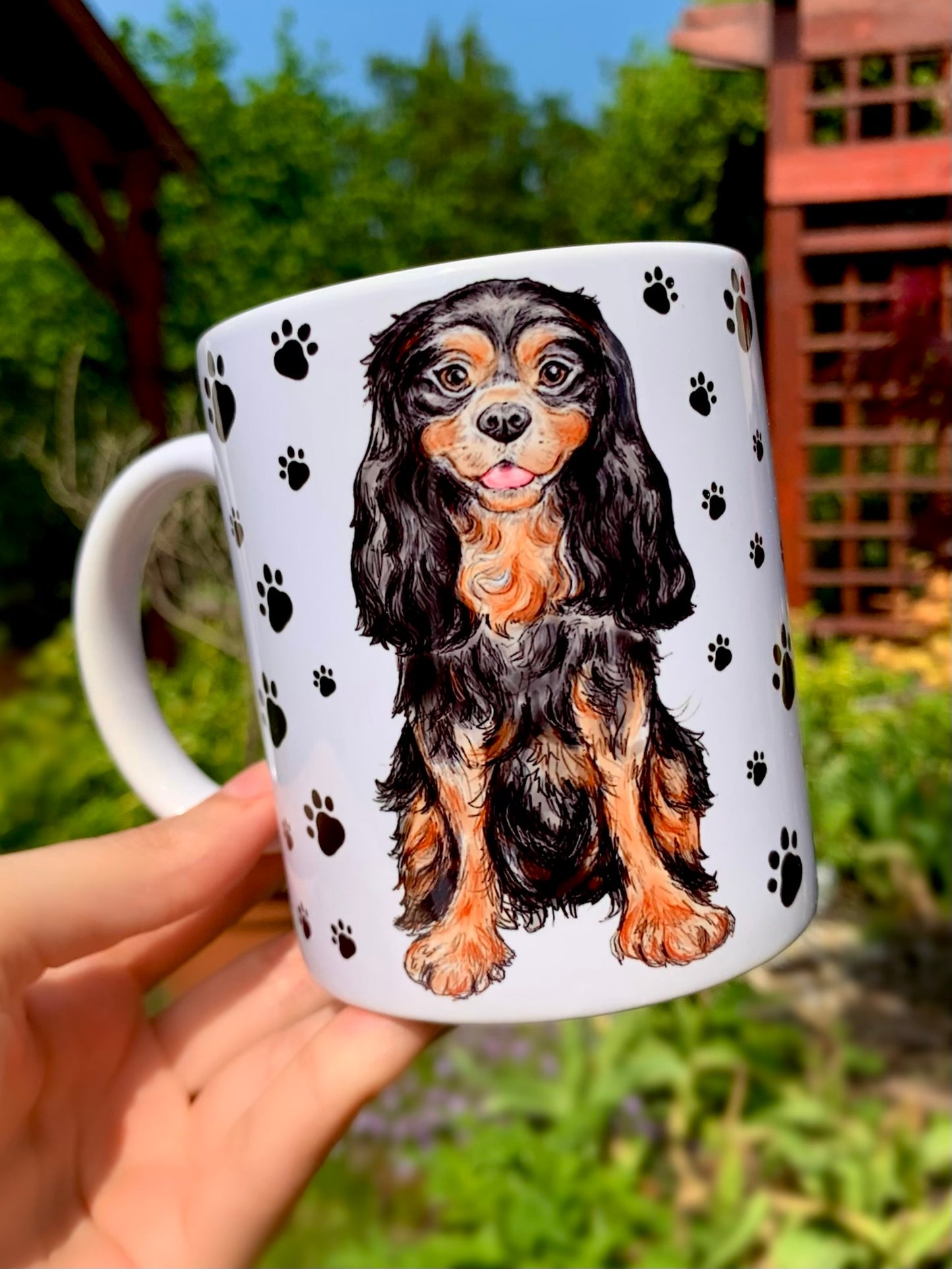 Cavalier King Charles spániel kerámia bögre – barna-fekete kutyás minta, apró fekete mancs mintákkal, gyönyörű részletgazdag kutyás minta, kézzel festve