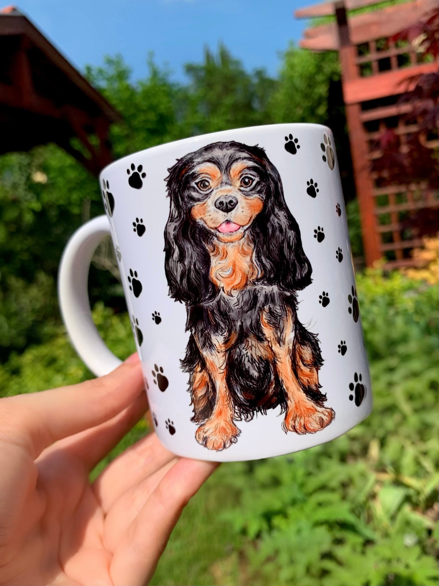 barna-fekete Cavalier King Charles spániel kerámia bögrén, fekete mancs mintás fehér háttérrel, kézműves akvarell festett stílusban